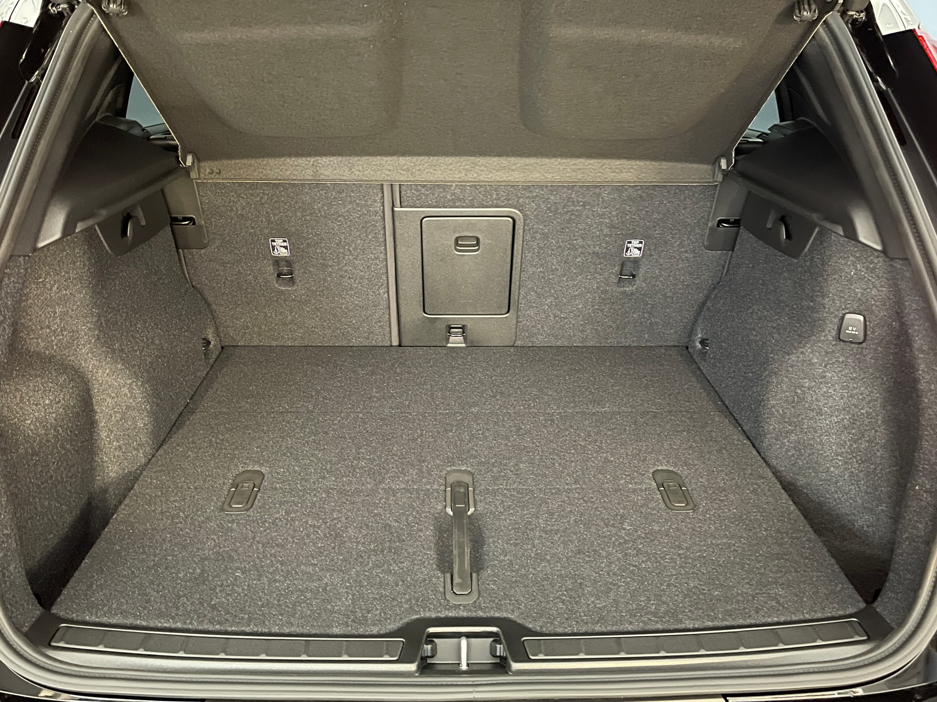 VOLVO XC40 2.0 B4 MH Black Edition-image-9