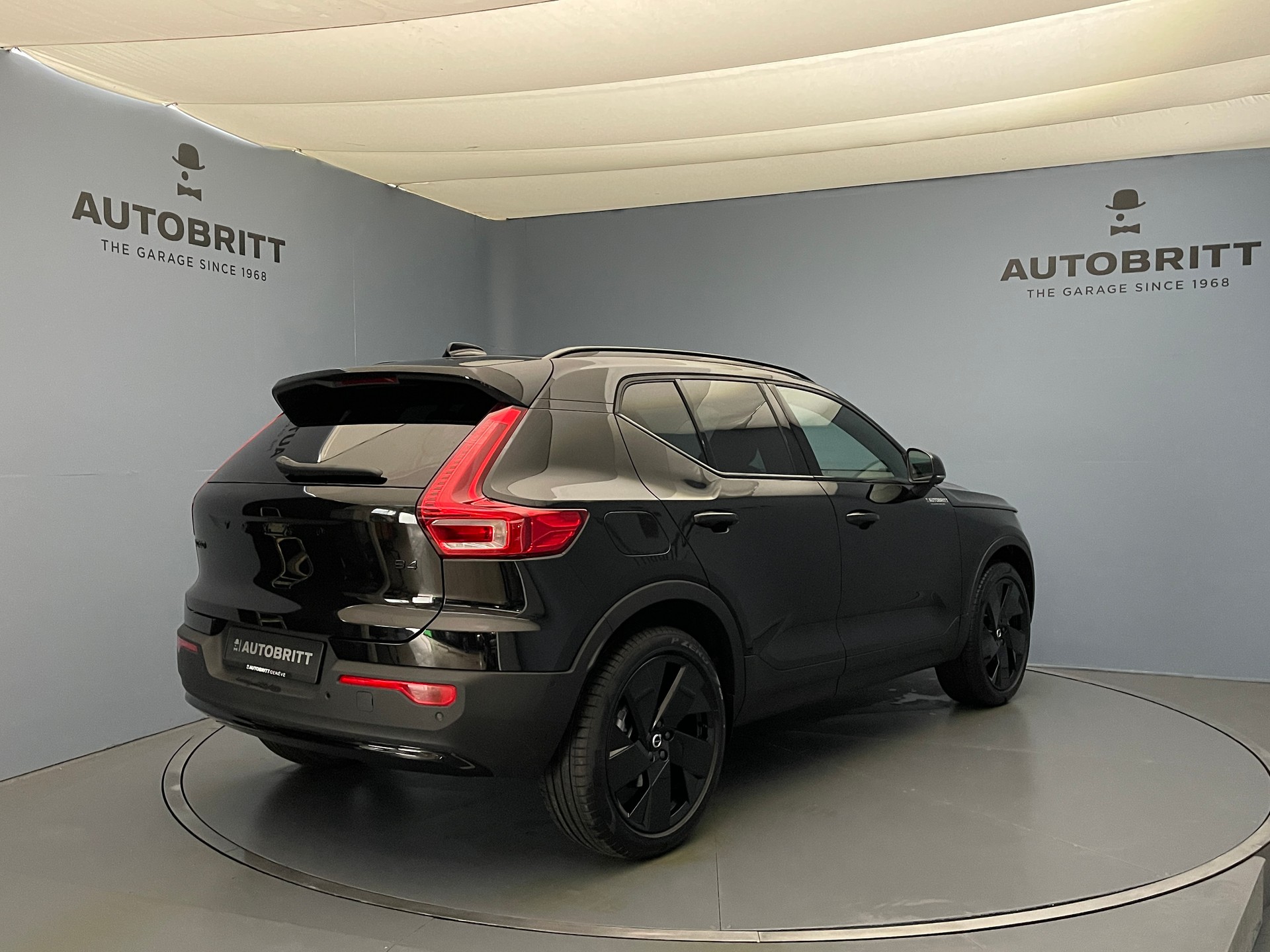 VOLVO XC40 2.0 B4 MH Black Edition-image-2