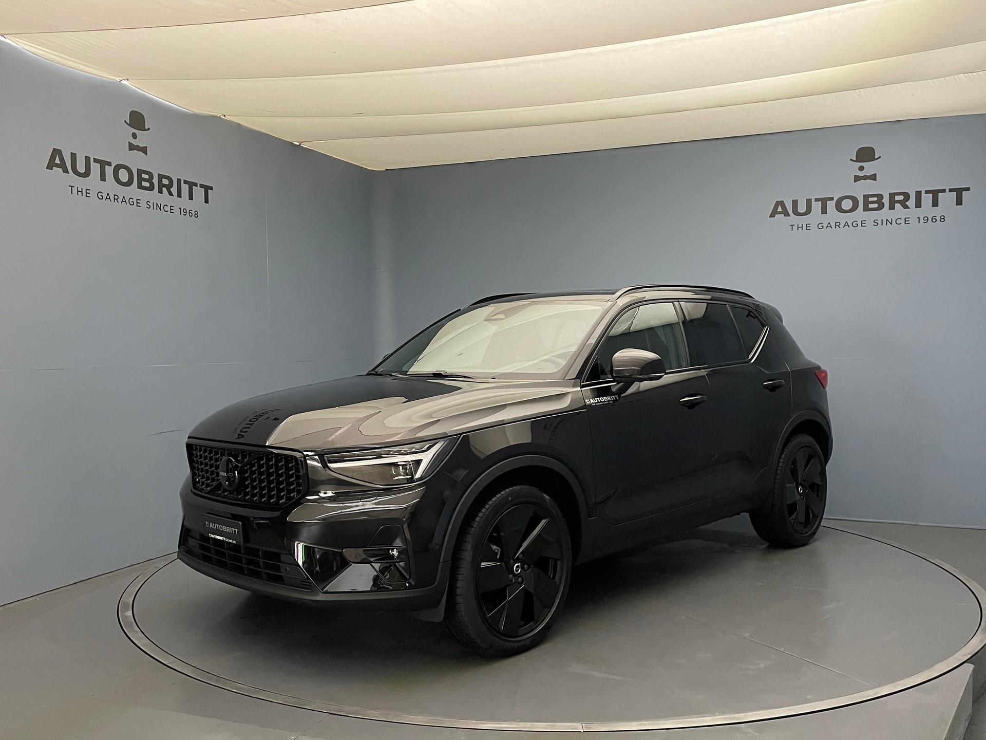 VOLVO XC40 2.0 B4 MH Black Edition-image-0