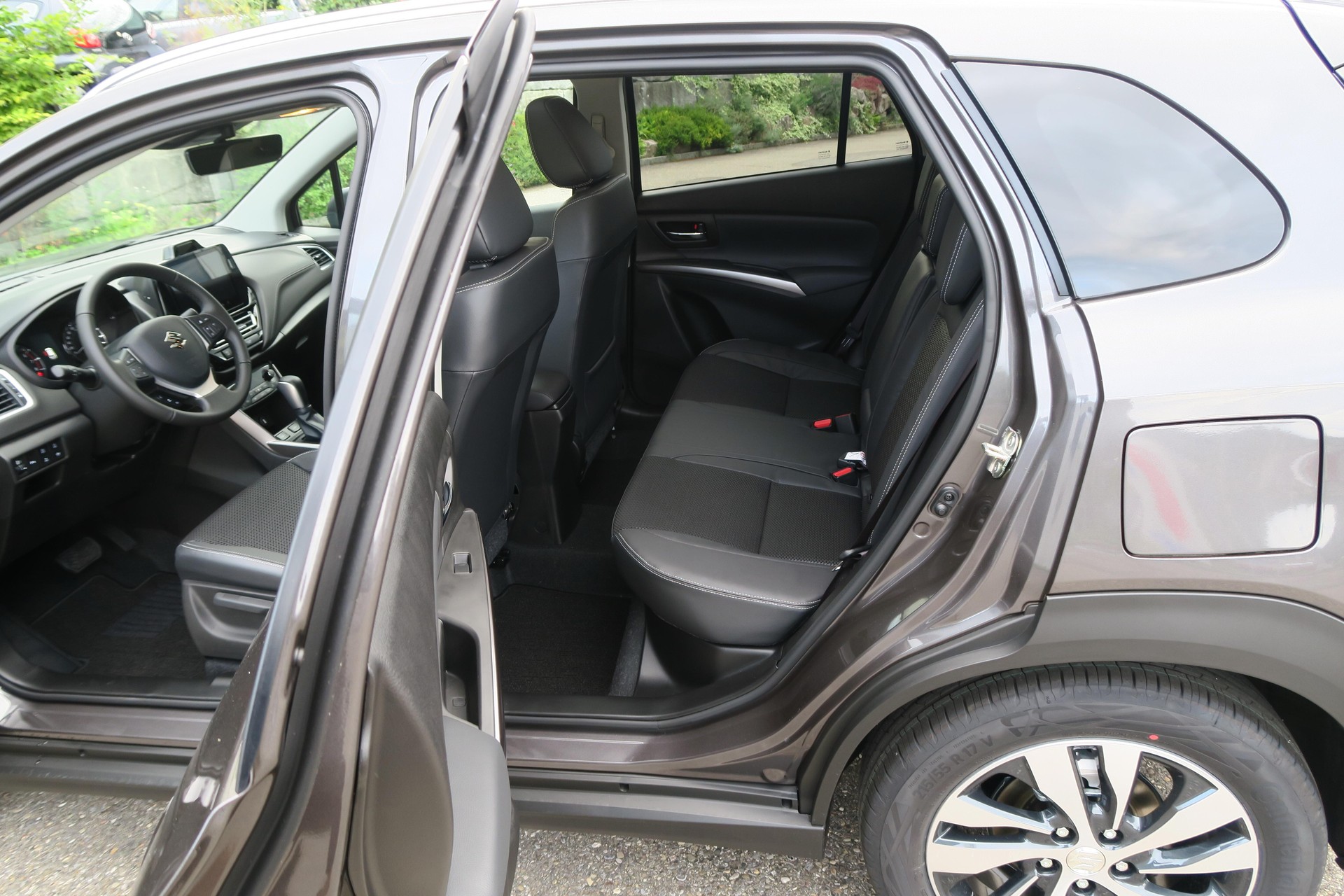 SUZUKI S-Cross 1.4 T Compact Top Hybrid 4x4-image-3