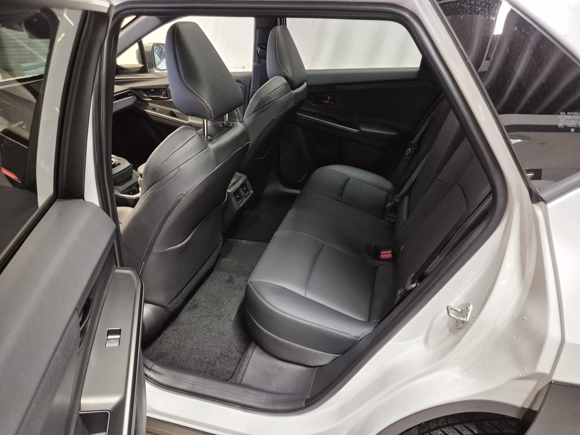TOYOTA bZ4X Premium AWD-image-4