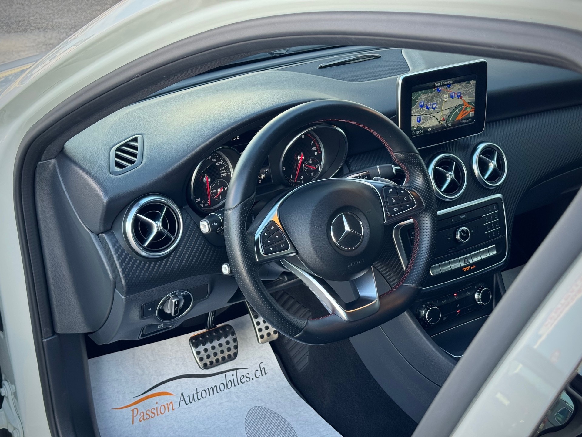 MERCEDES-BENZ A 200 AMG Line 7G-DCT-image-6
