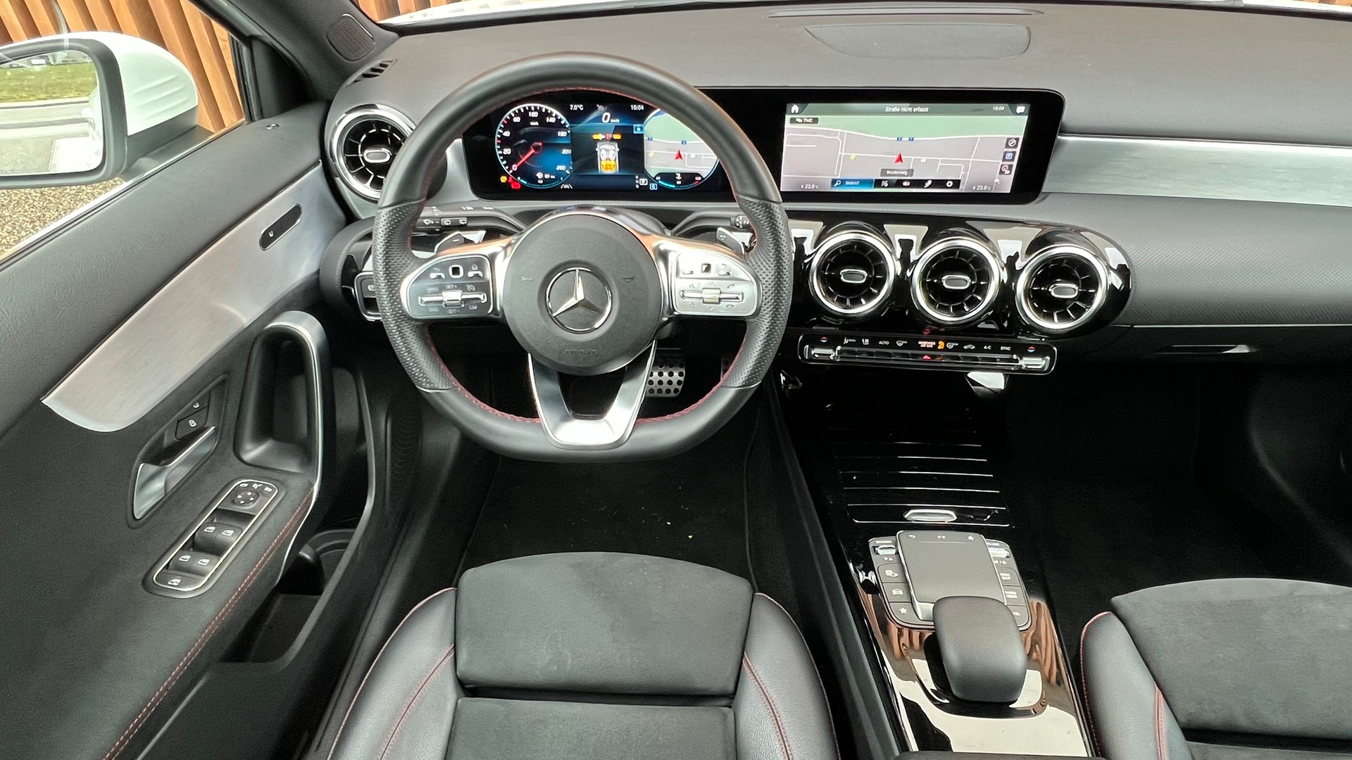 MERCEDES-BENZ A 180 AMG LINE 7G-DCT l 136 PS-image-21