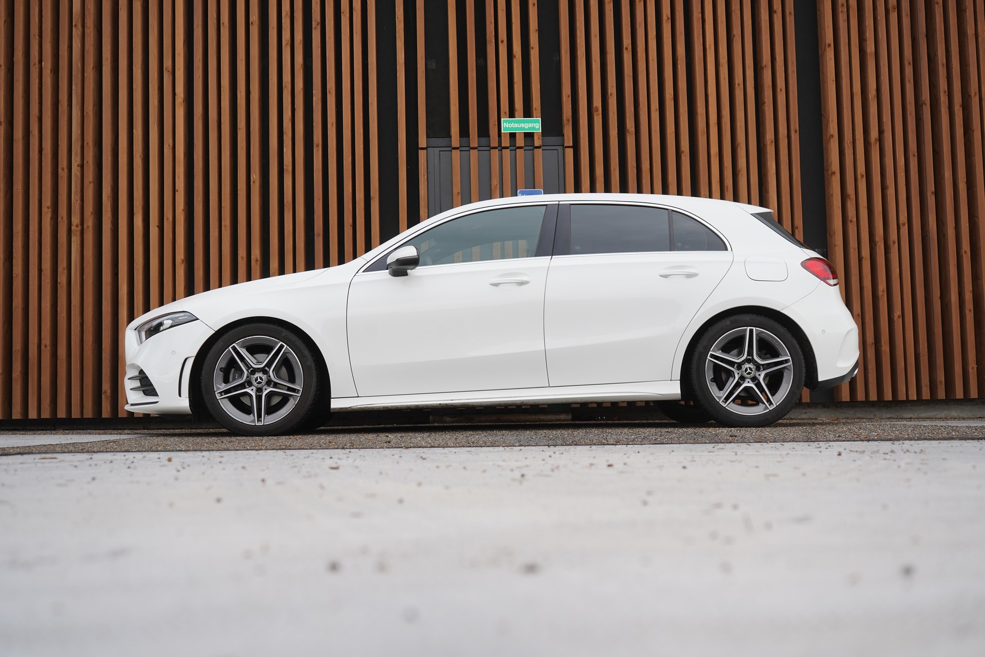 MERCEDES-BENZ A 180 AMG LINE 7G-DCT l 136 PS-image-3