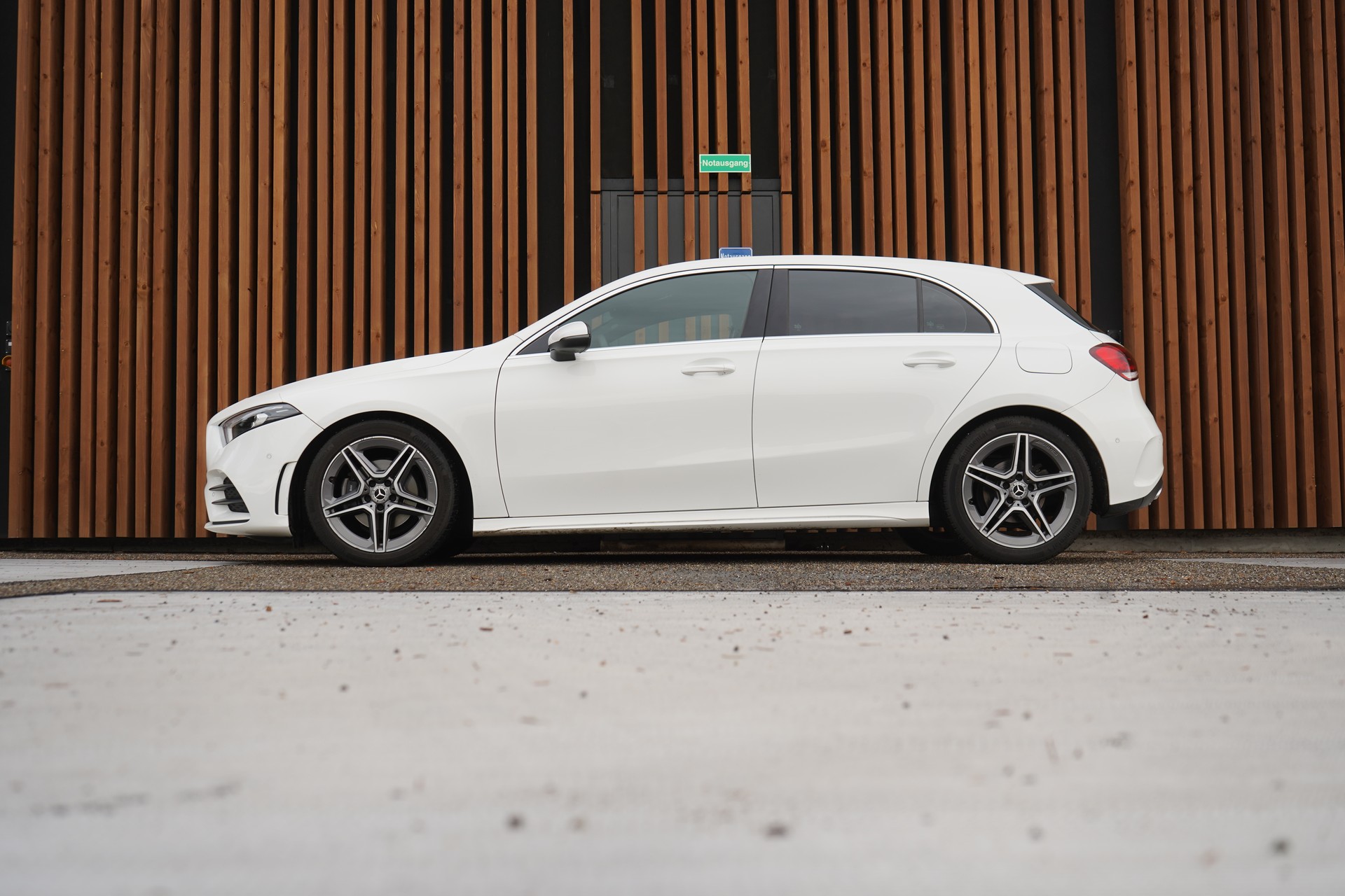 MERCEDES-BENZ A 180 AMG LINE 7G-DCT l 136 PS-image-1