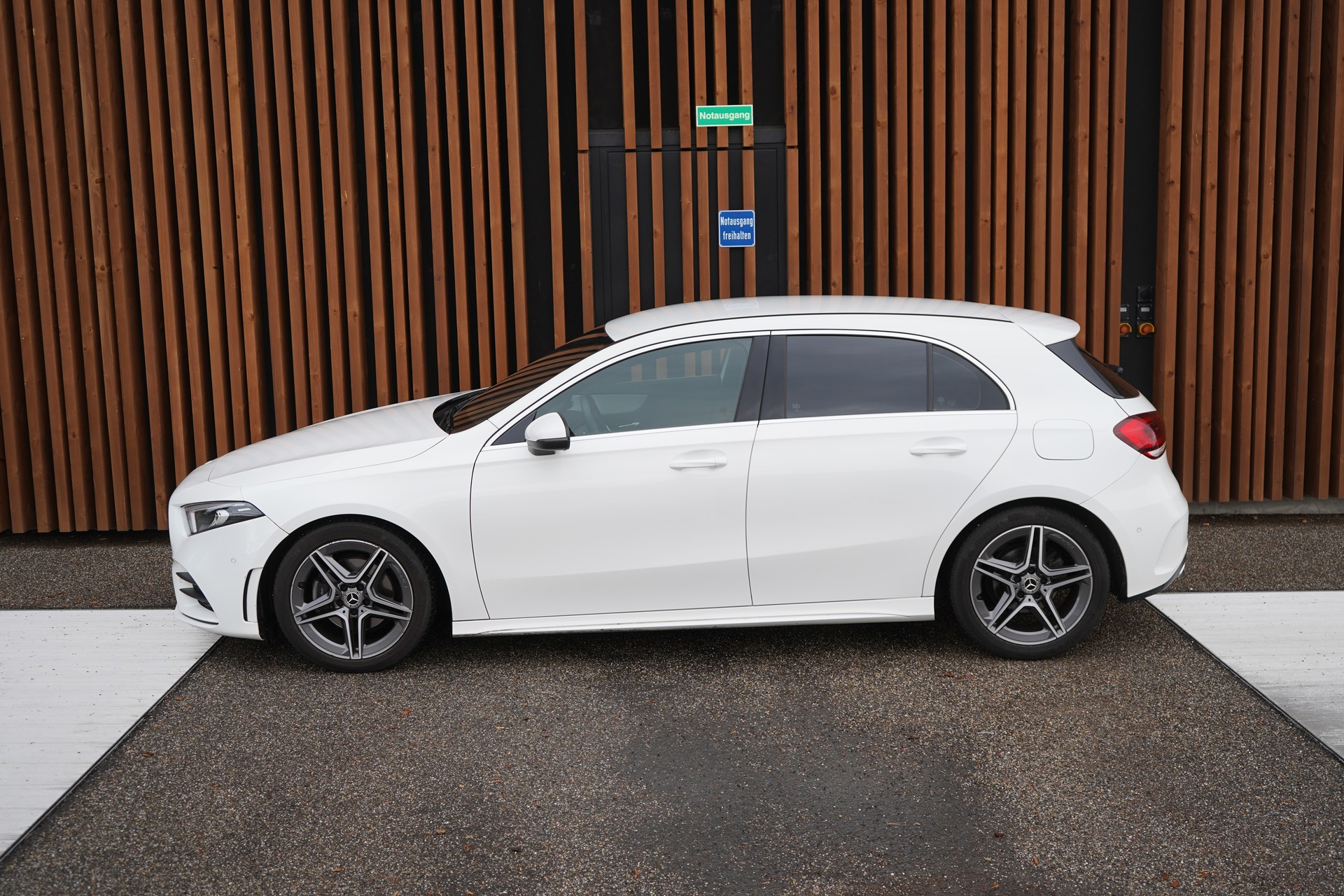 MERCEDES-BENZ A 180 AMG LINE 7G-DCT l 136 PS-image-5