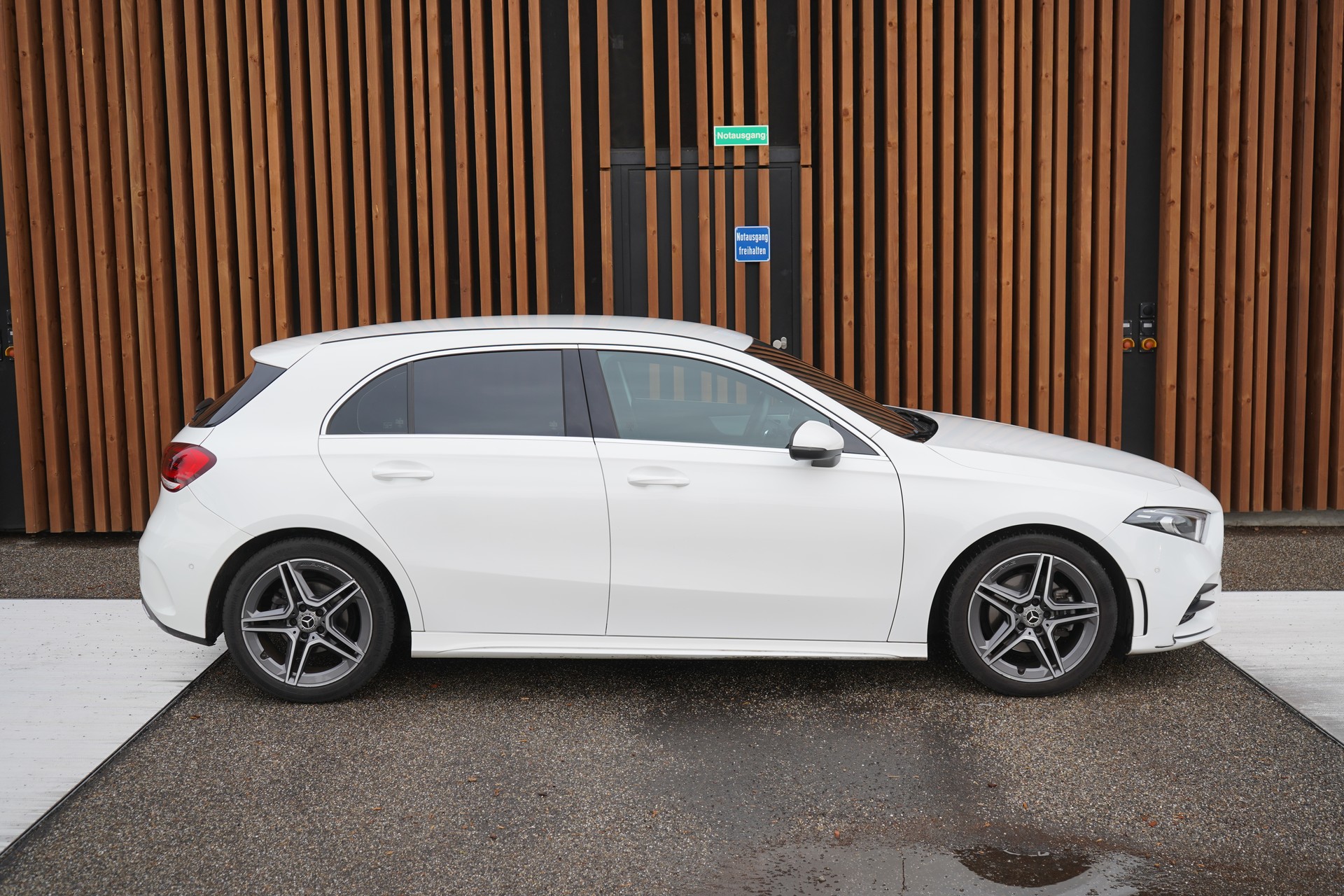 MERCEDES-BENZ A 180 AMG LINE 7G-DCT l 136 PS-image-4