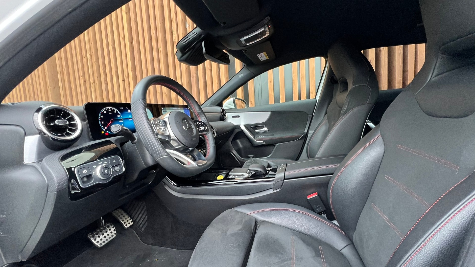 MERCEDES-BENZ A 180 AMG LINE 7G-DCT l 136 PS-image-24