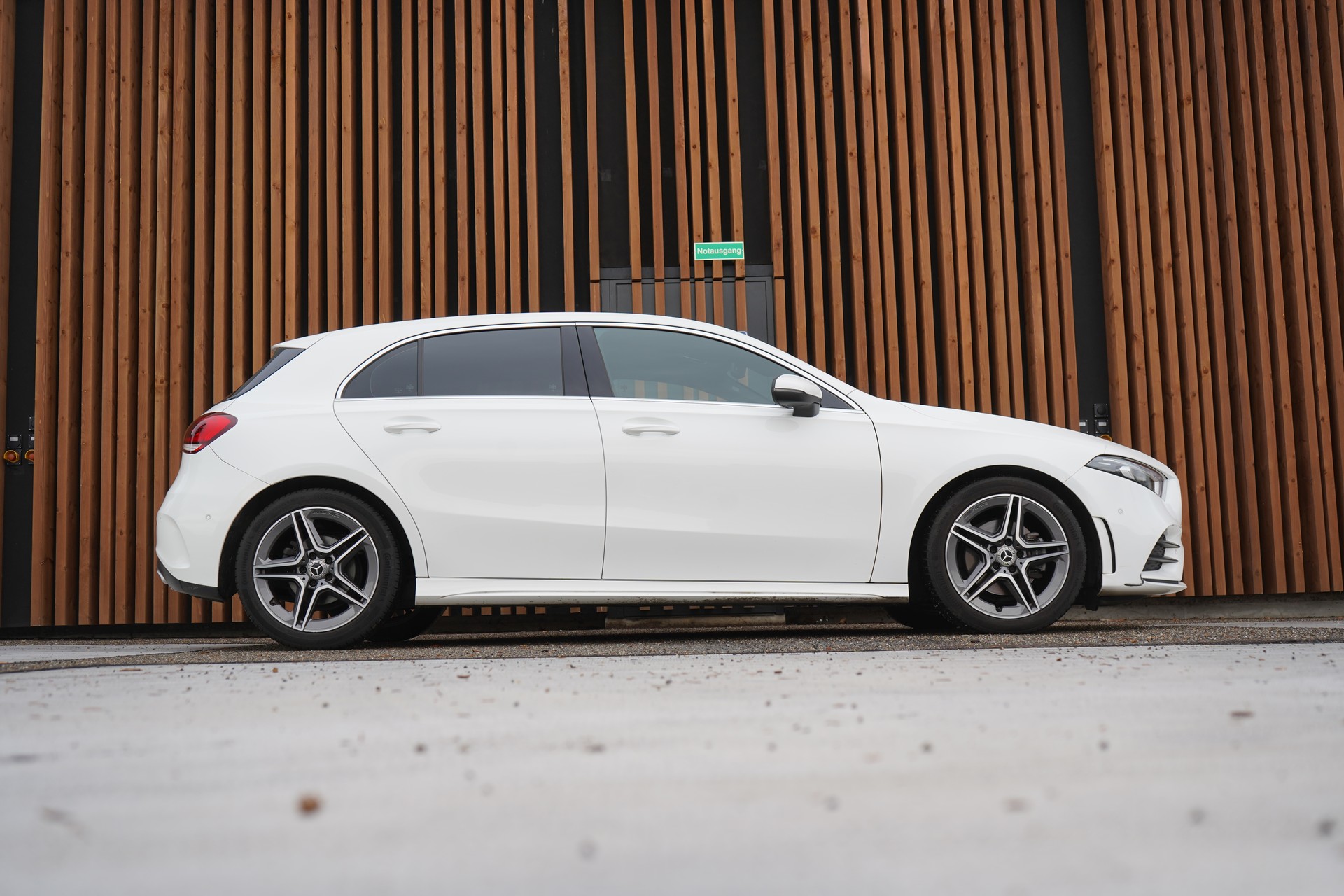 MERCEDES-BENZ A 180 AMG LINE 7G-DCT l 136 PS-image-2