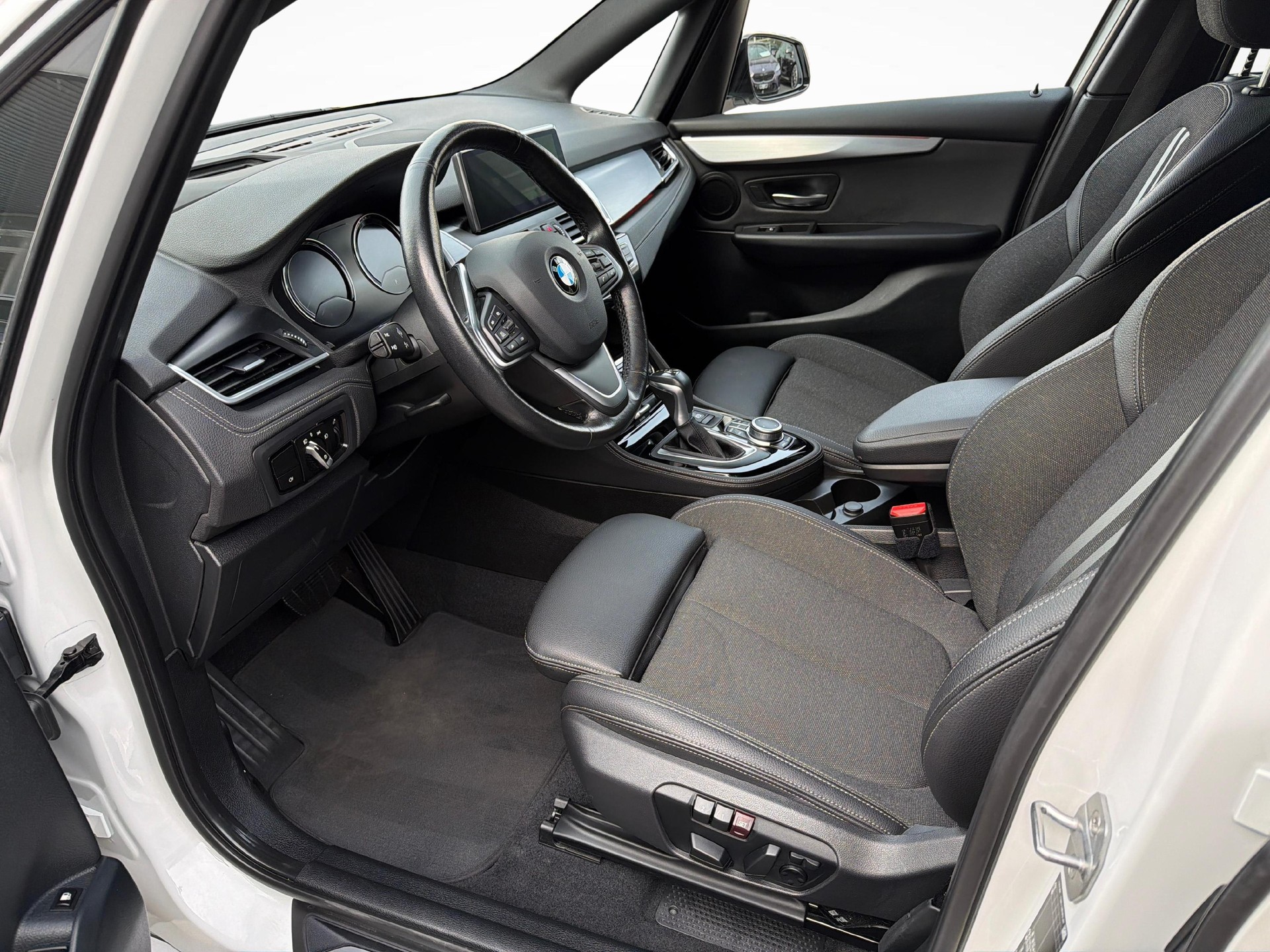 BMW 225xe Active Tourer-image-8