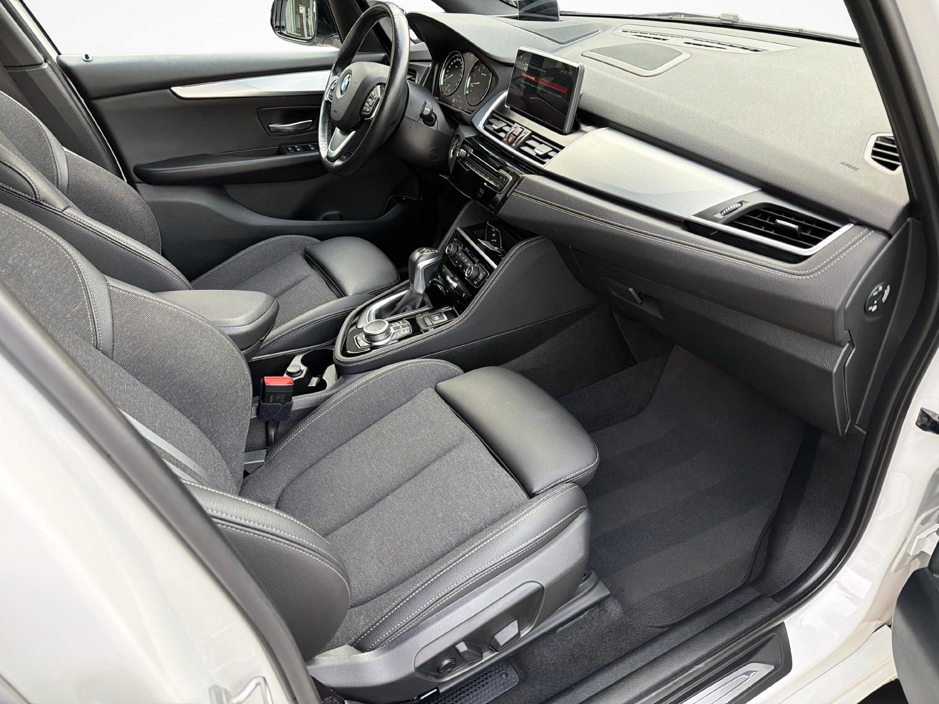 BMW 225xe Active Tourer-image-16