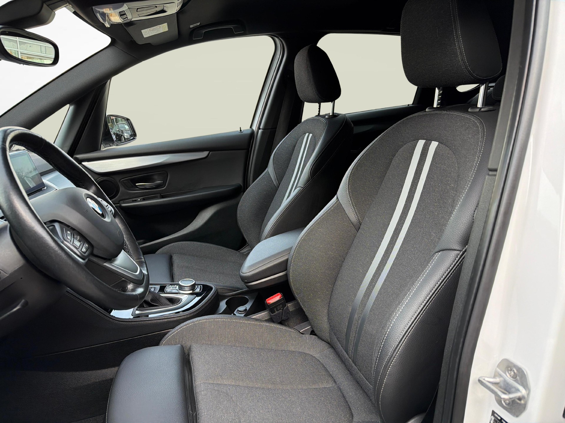 BMW 225xe Active Tourer-image-9