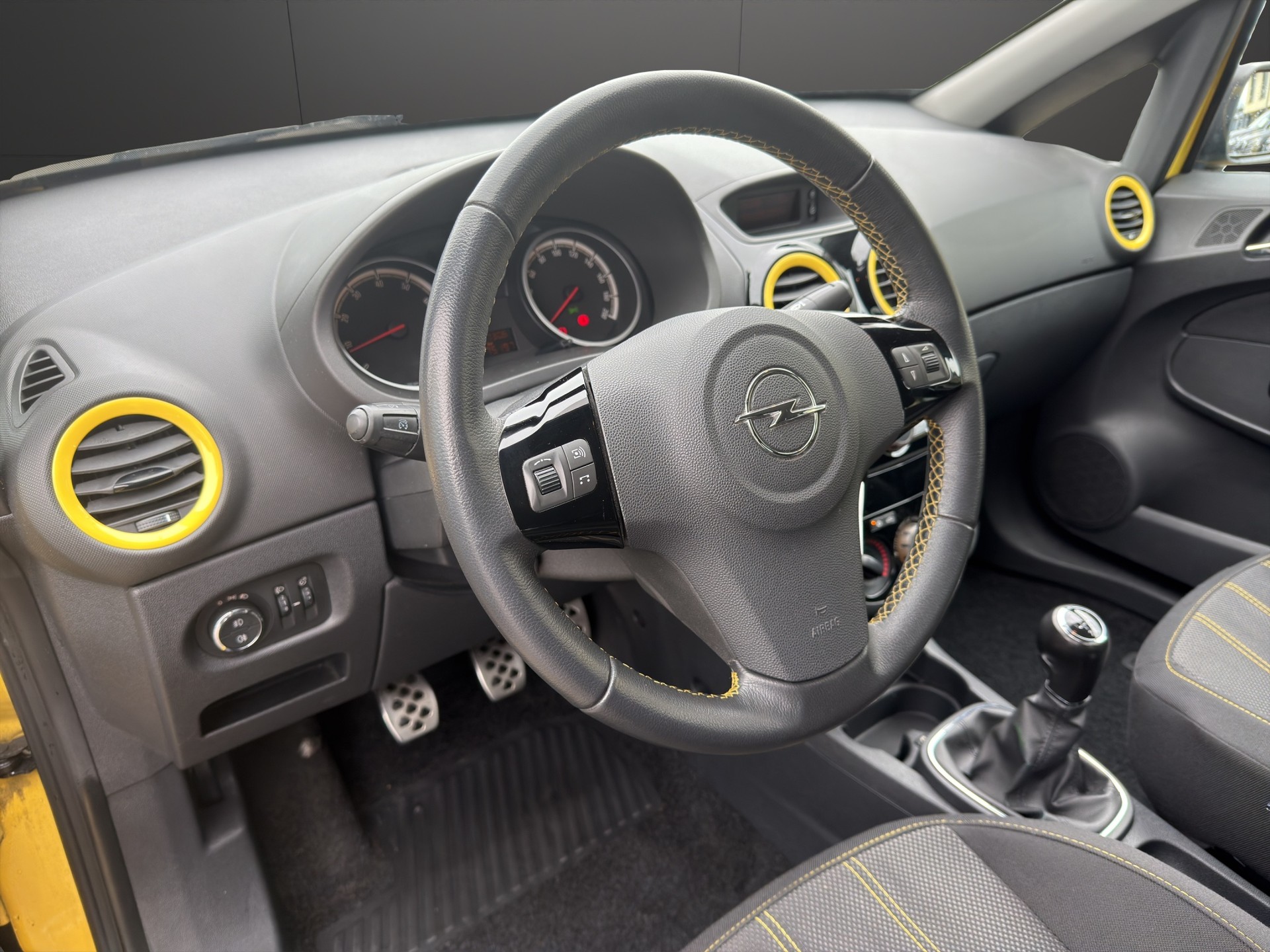 OPEL Corsa 1.4 TP Anniversary-image-11