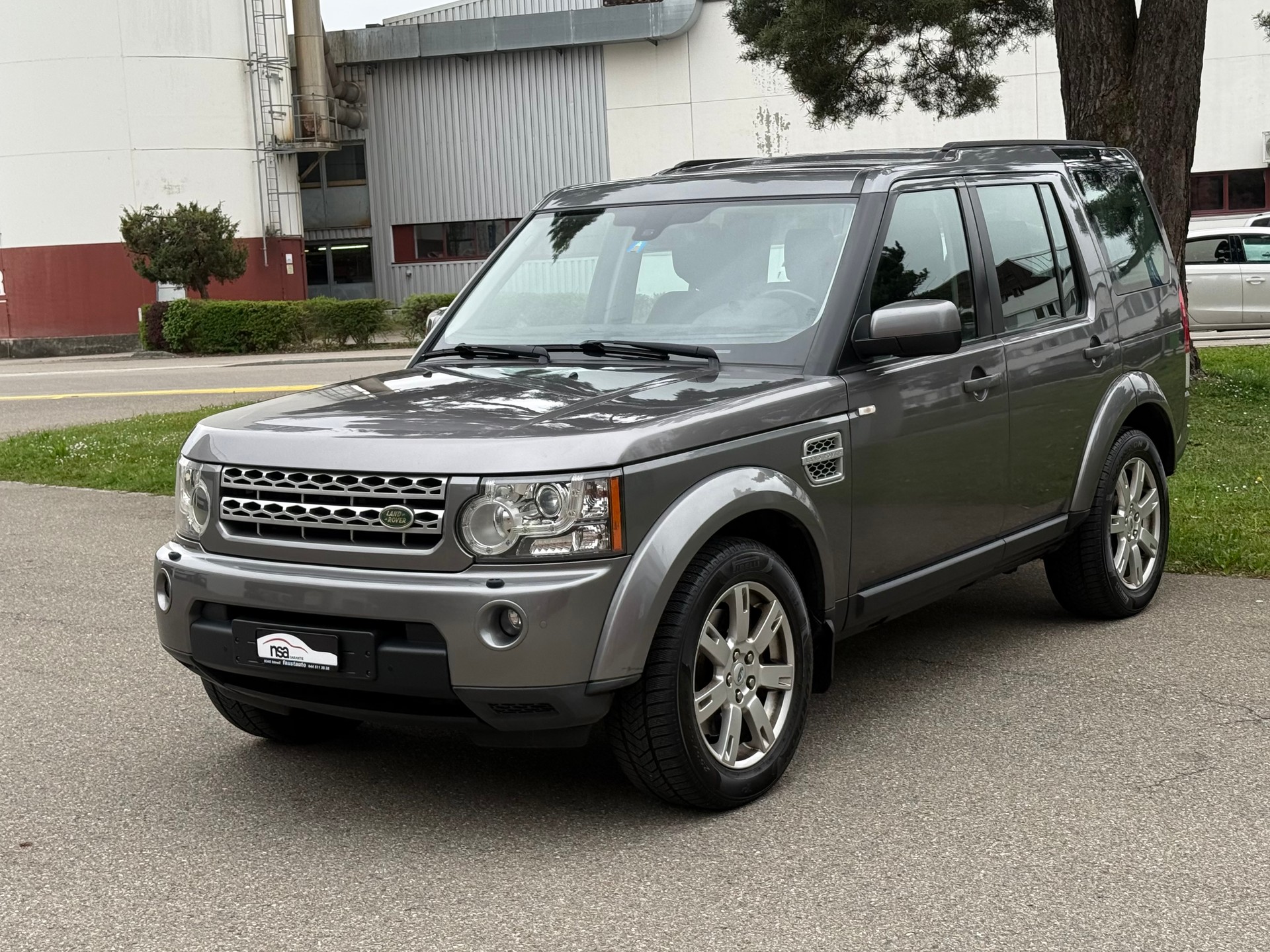 LAND ROVER Discovery 3.0 TDV6 HSE Automatic-image-2