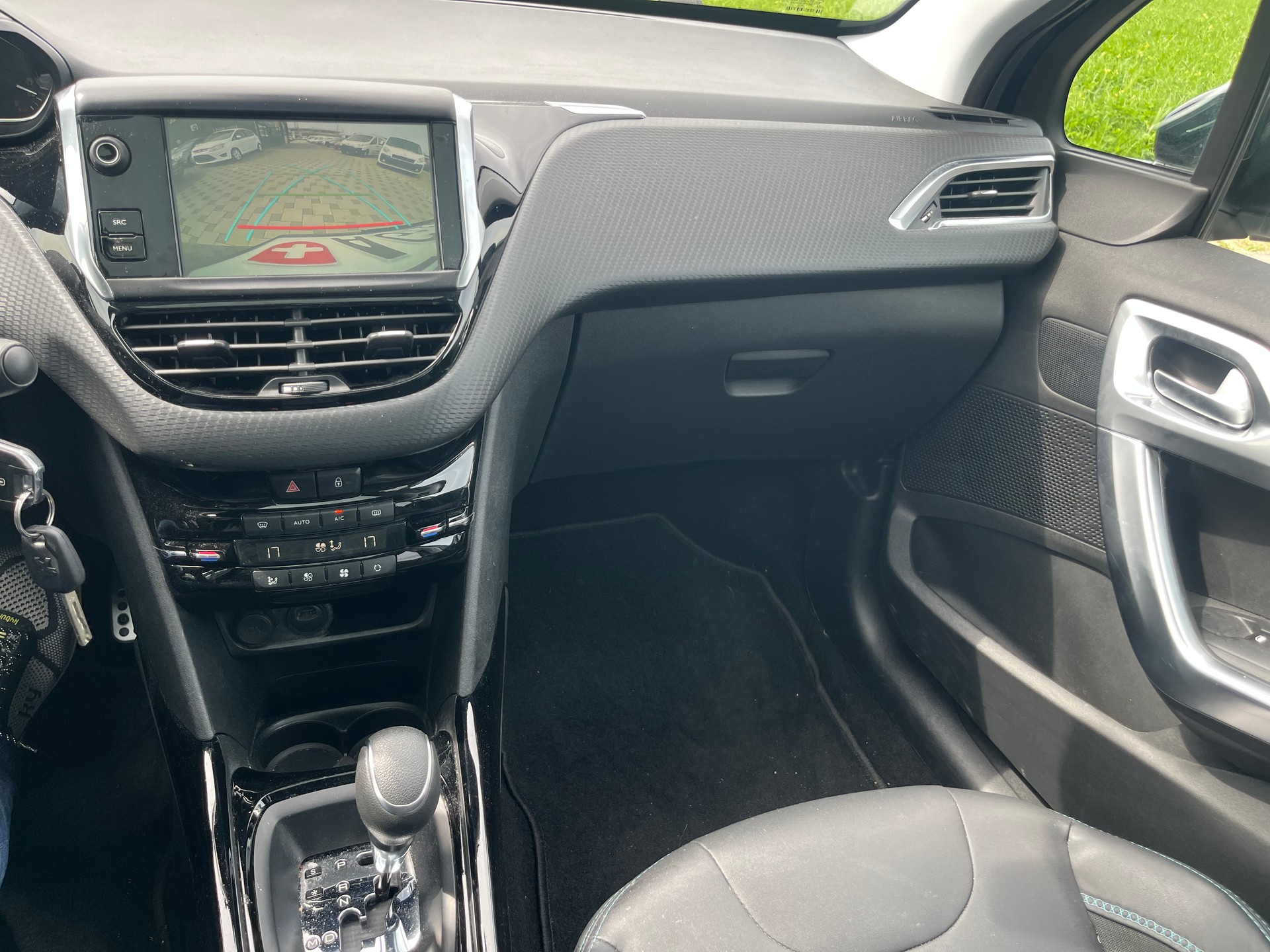 PEUGEOT 2008 1.2 PureTech Signature EAT6-image-12