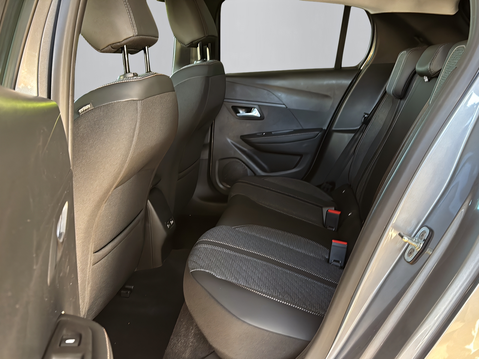 PEUGEOT 208 e-Allure-image-6
