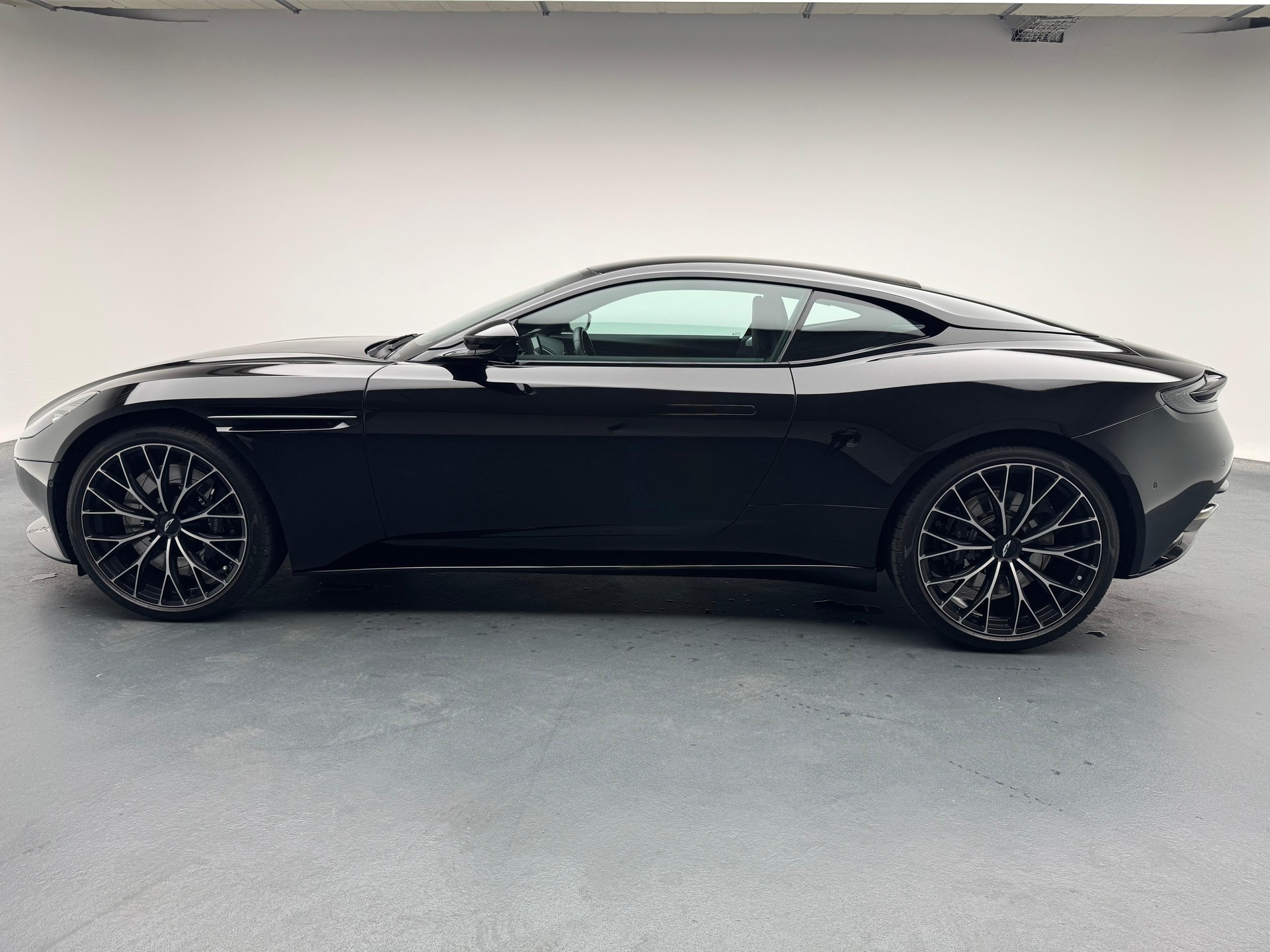 ASTON MARTIN DB11 Coupé 4.0 V8 Bi-Turbo-showroom-element-1