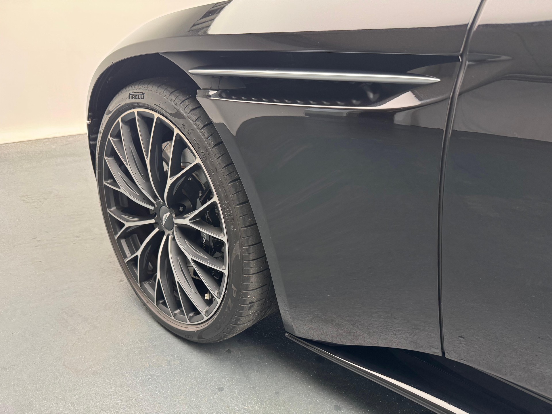 ASTON MARTIN DB11 Coupé 4.0 V8 Bi-Turbo-image-17