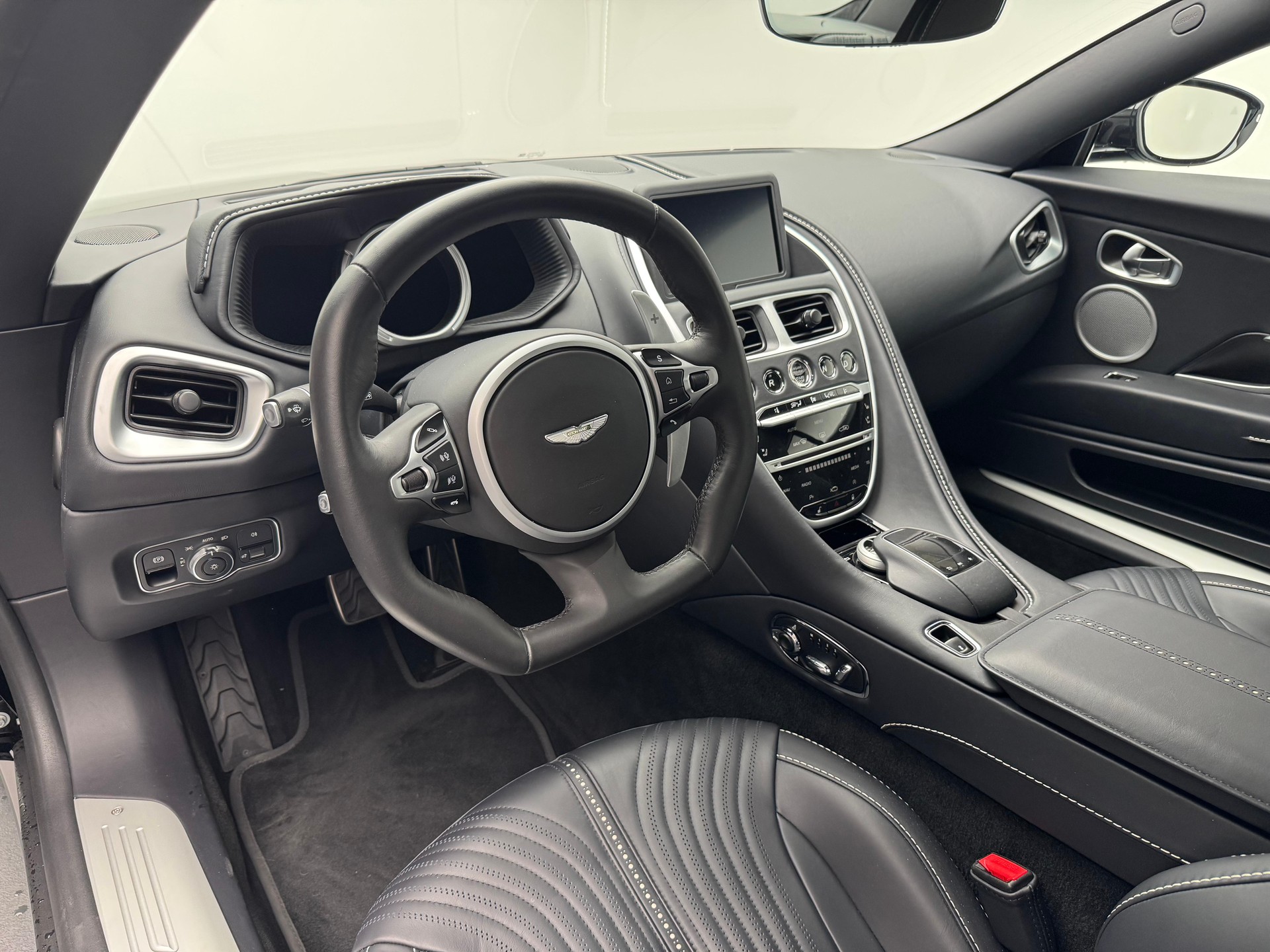 ASTON MARTIN DB11 Coupé 4.0 V8 Bi-Turbo-showroom-element-3