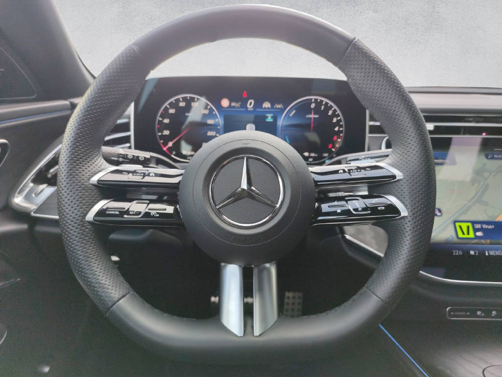 MERCEDES-BENZ E 300 de AMG Line 4Matic T-Modell-image-11