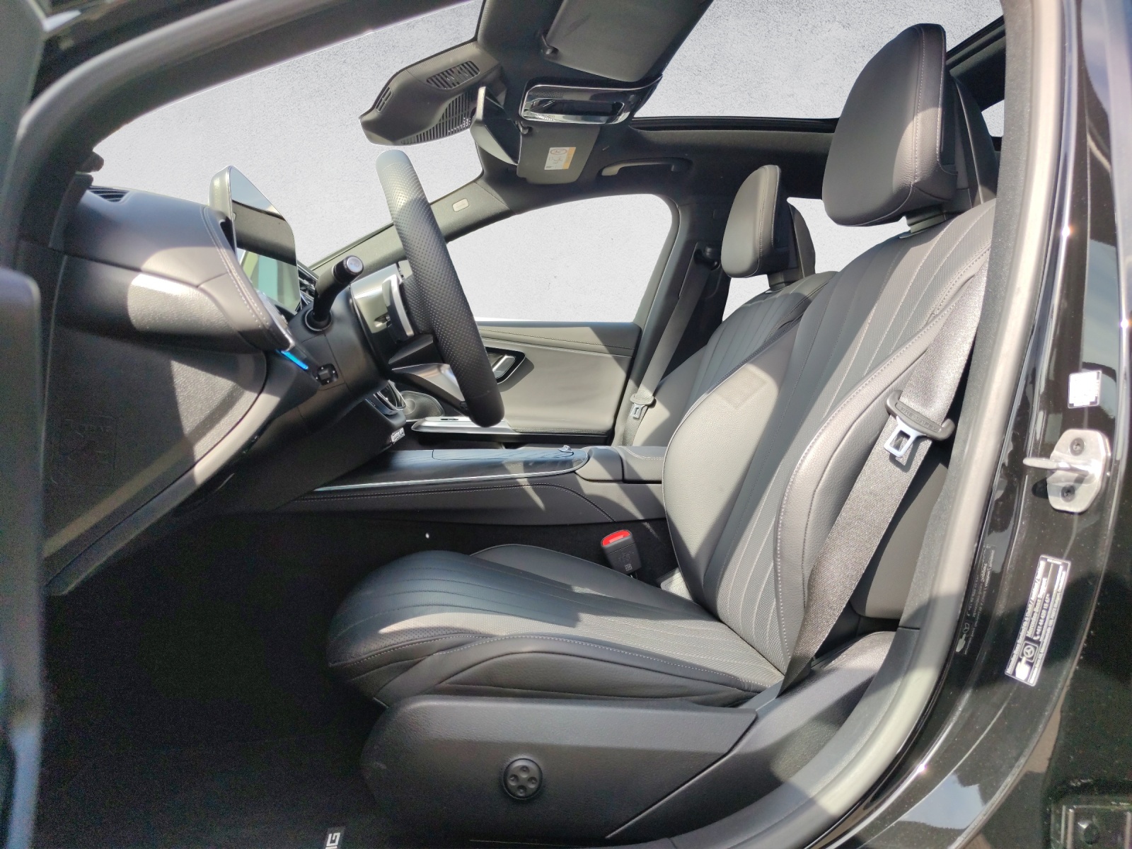MERCEDES-BENZ E 300 de AMG Line 4Matic T-Modell-image-10