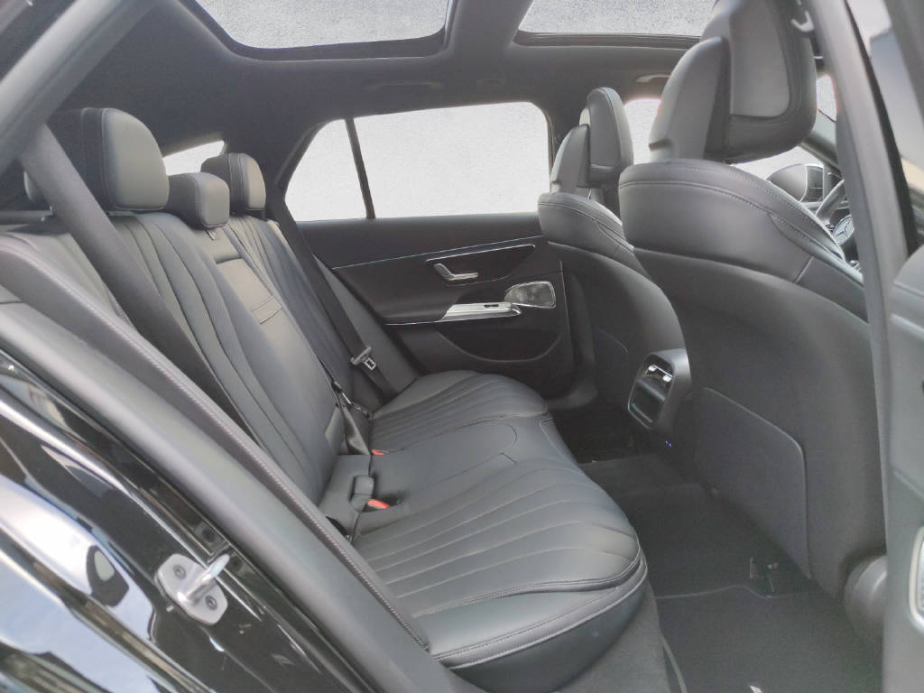 MERCEDES-BENZ E 300 de AMG Line 4Matic T-Modell-image-12