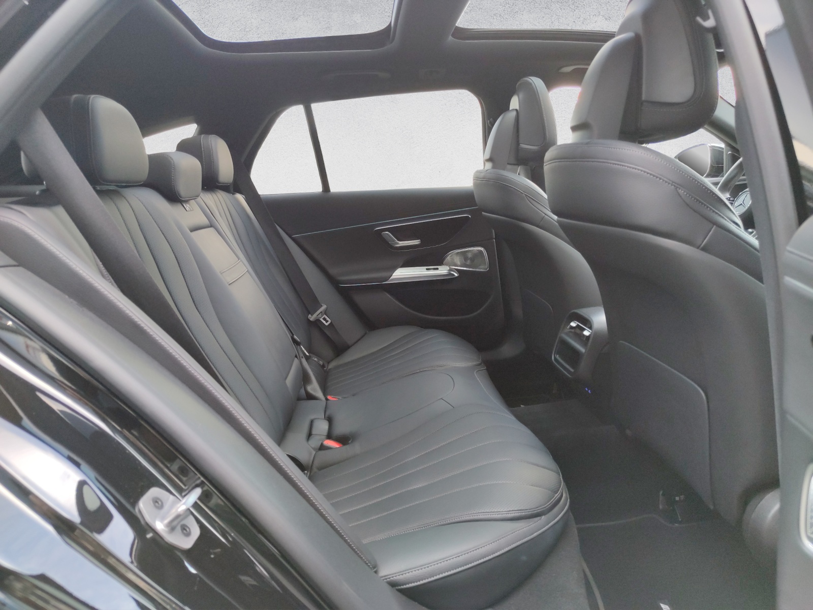MERCEDES-BENZ E 300 de AMG Line 4Matic T-Modell-image-13