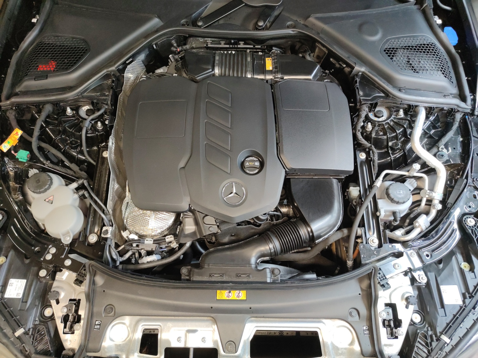 MERCEDES-BENZ E 300 de AMG Line 4Matic T-Modell-image-9