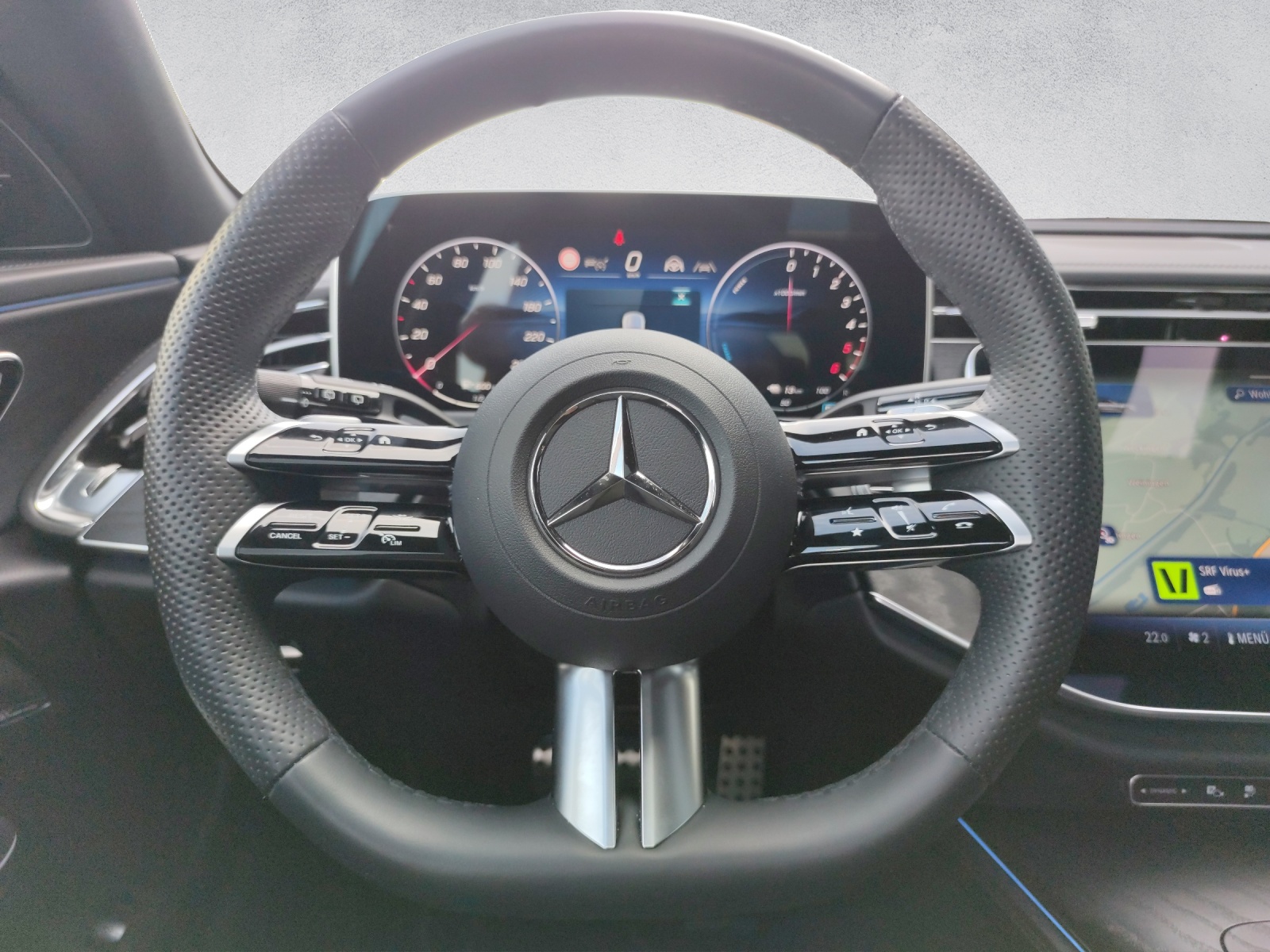 MERCEDES-BENZ E 300 de AMG Line 4Matic T-Modell-image-12