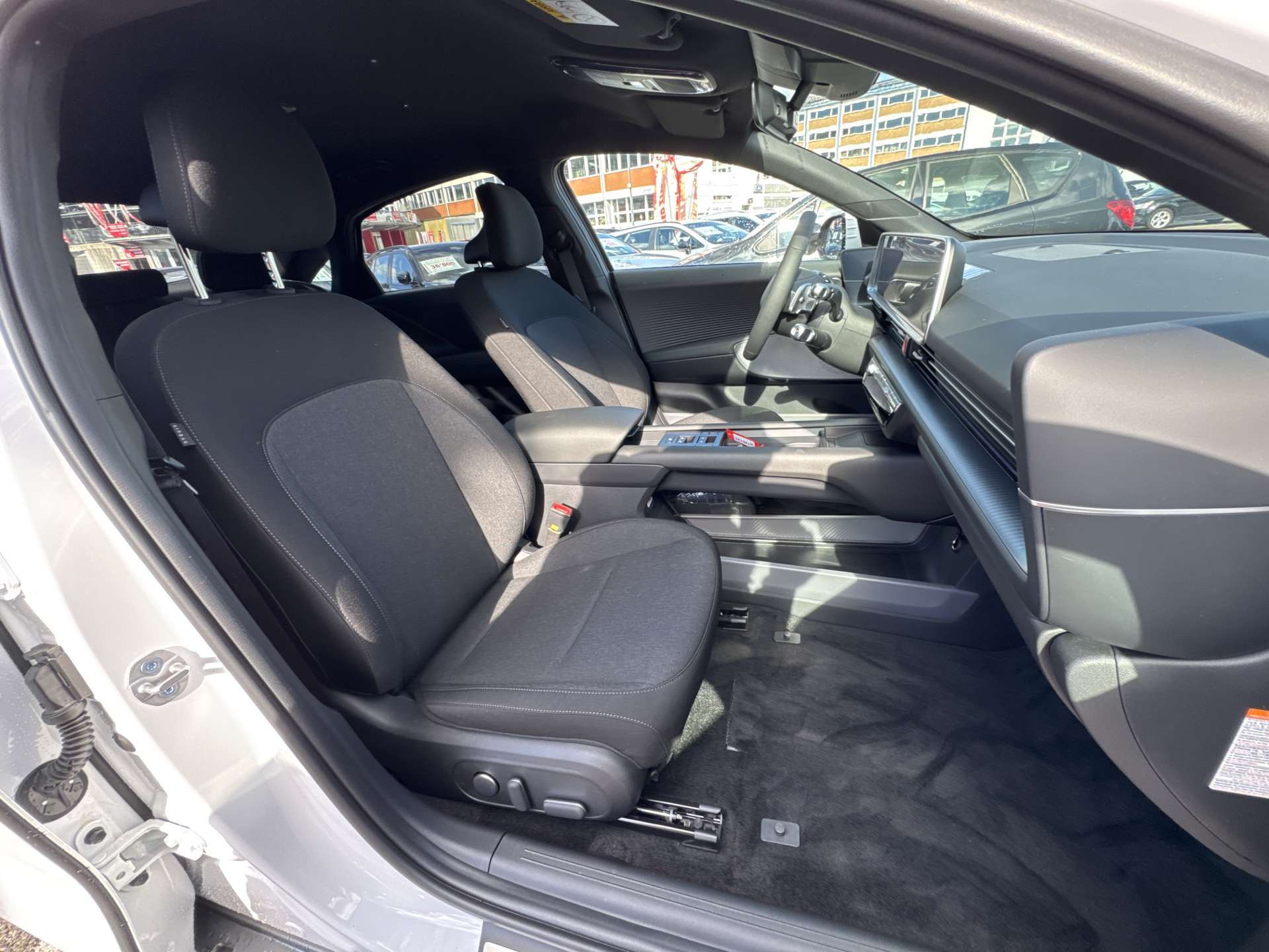 HYUNDAI Ioniq 6 77kWh Plus Line 325PS 4WD Automat-image-12