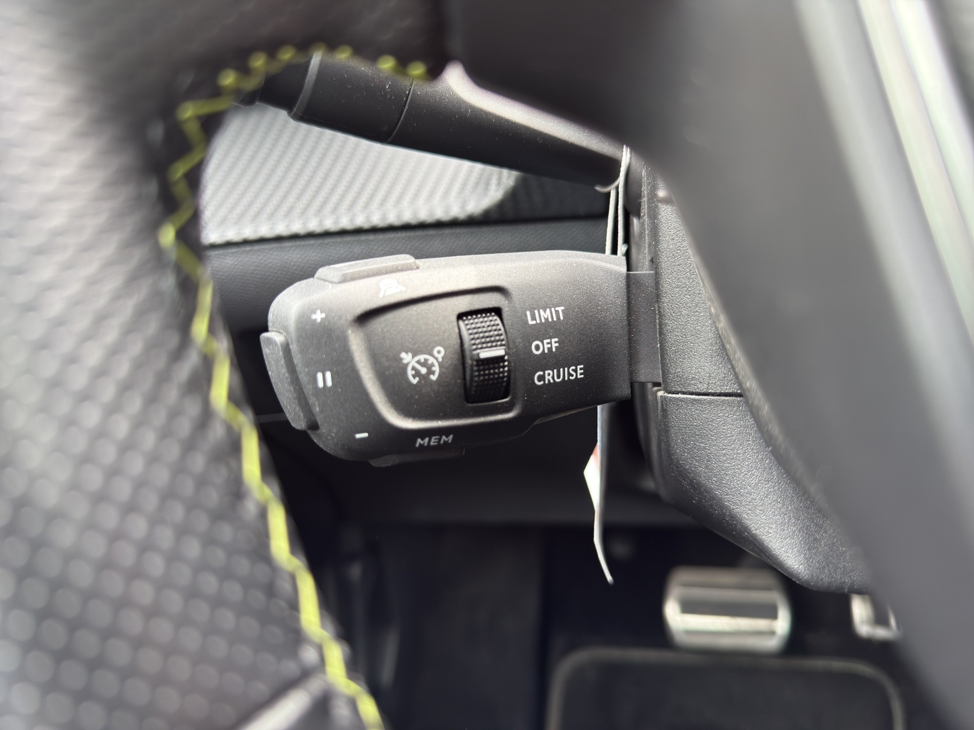 PEUGEOT 208 Elektrik GT Pack-image-12