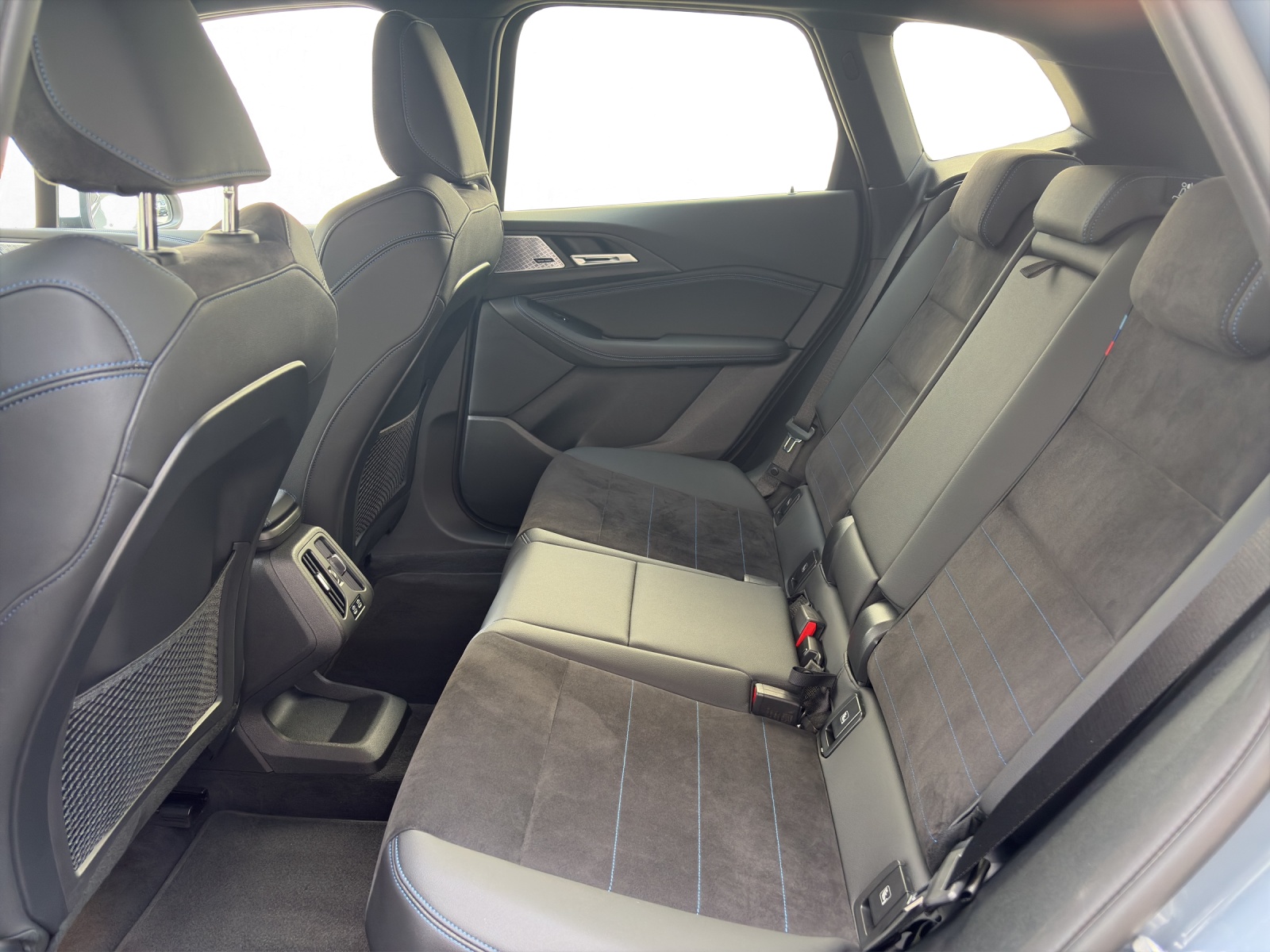 BMW 230e xDrive paddles Active Tourer-image-13