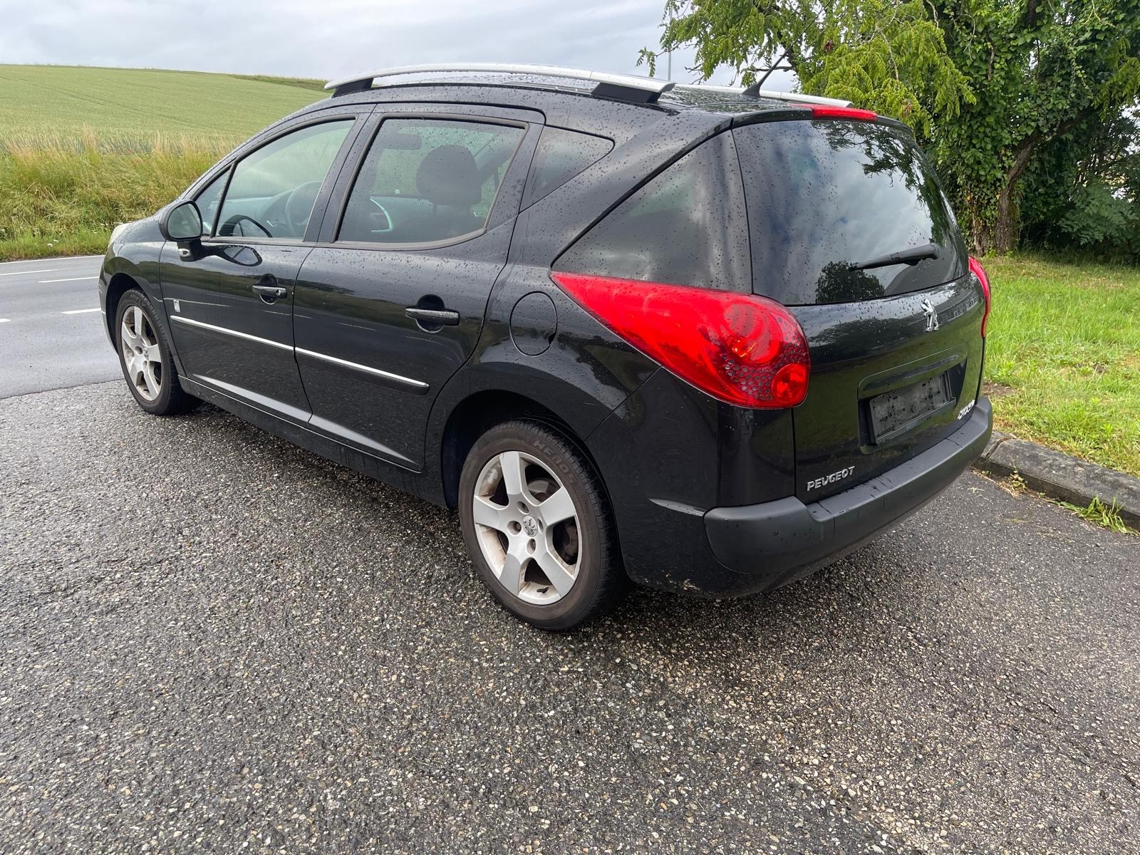 PEUGEOT 207 SW 1.6 16V Swiss Edition-image-2