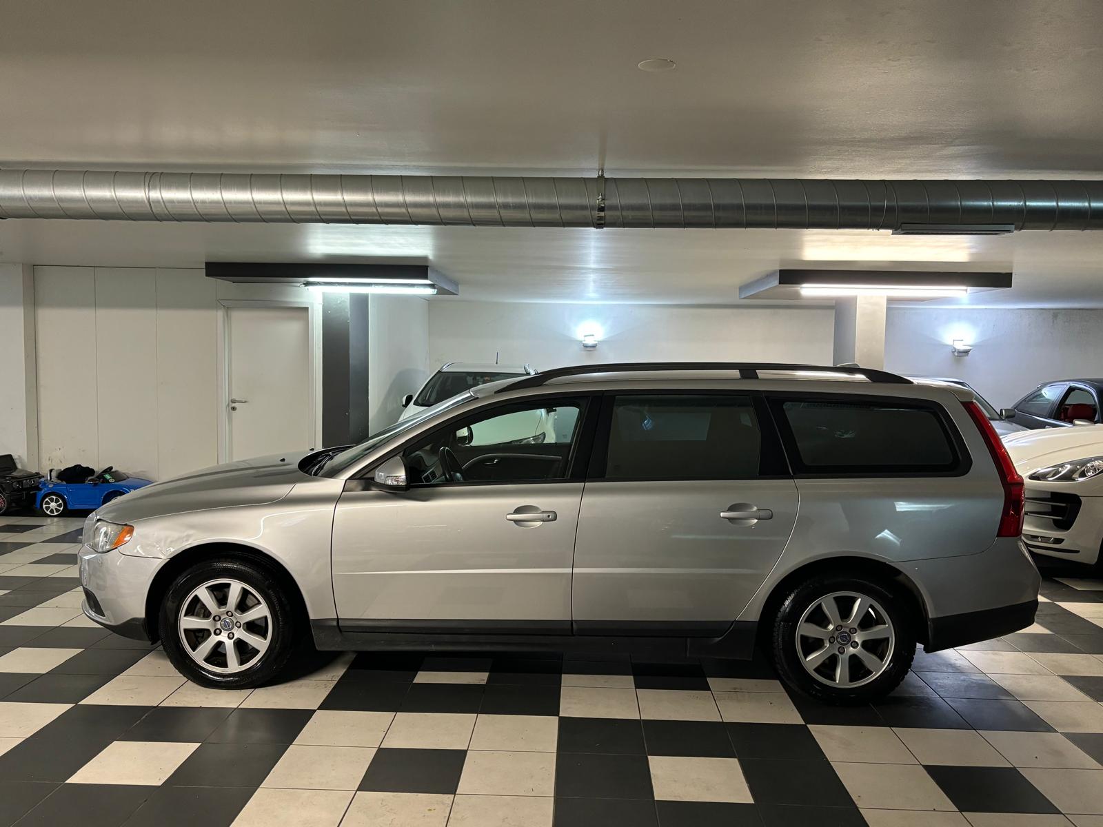 VOLVO V70 2.4D Summum Geartronic-image-1