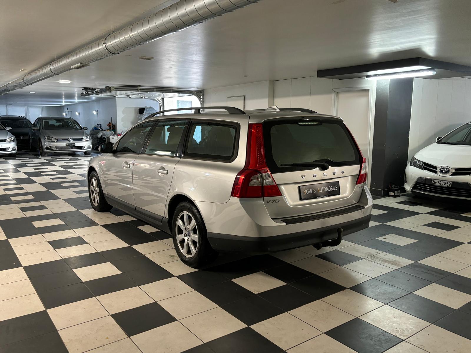 VOLVO V70 2.4D Summum Geartronic-image-2