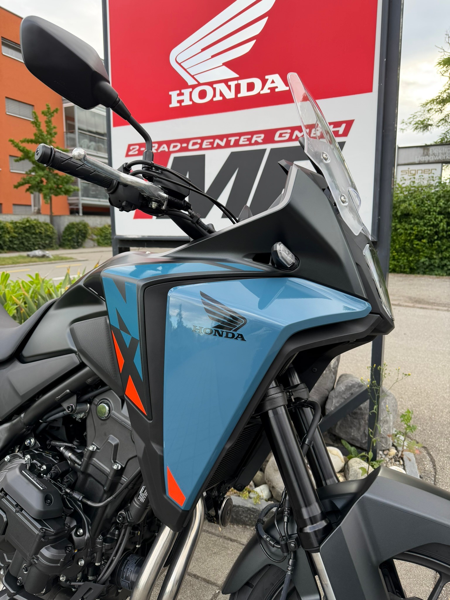 HONDA CB500XA E-CLUTCH-showroom-element-1