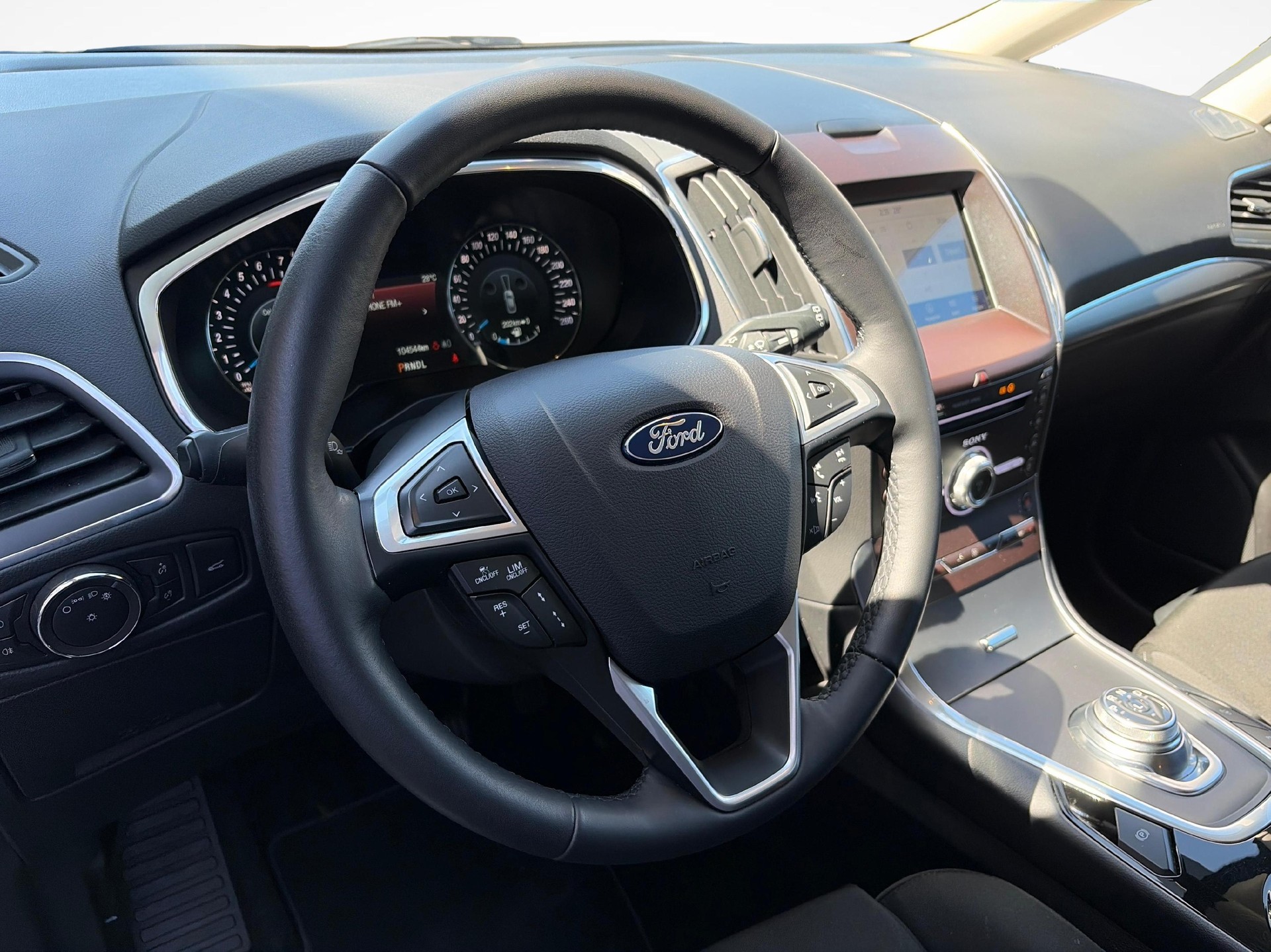 FORD Galaxy 2.5 Hybrid Titanium-image-9