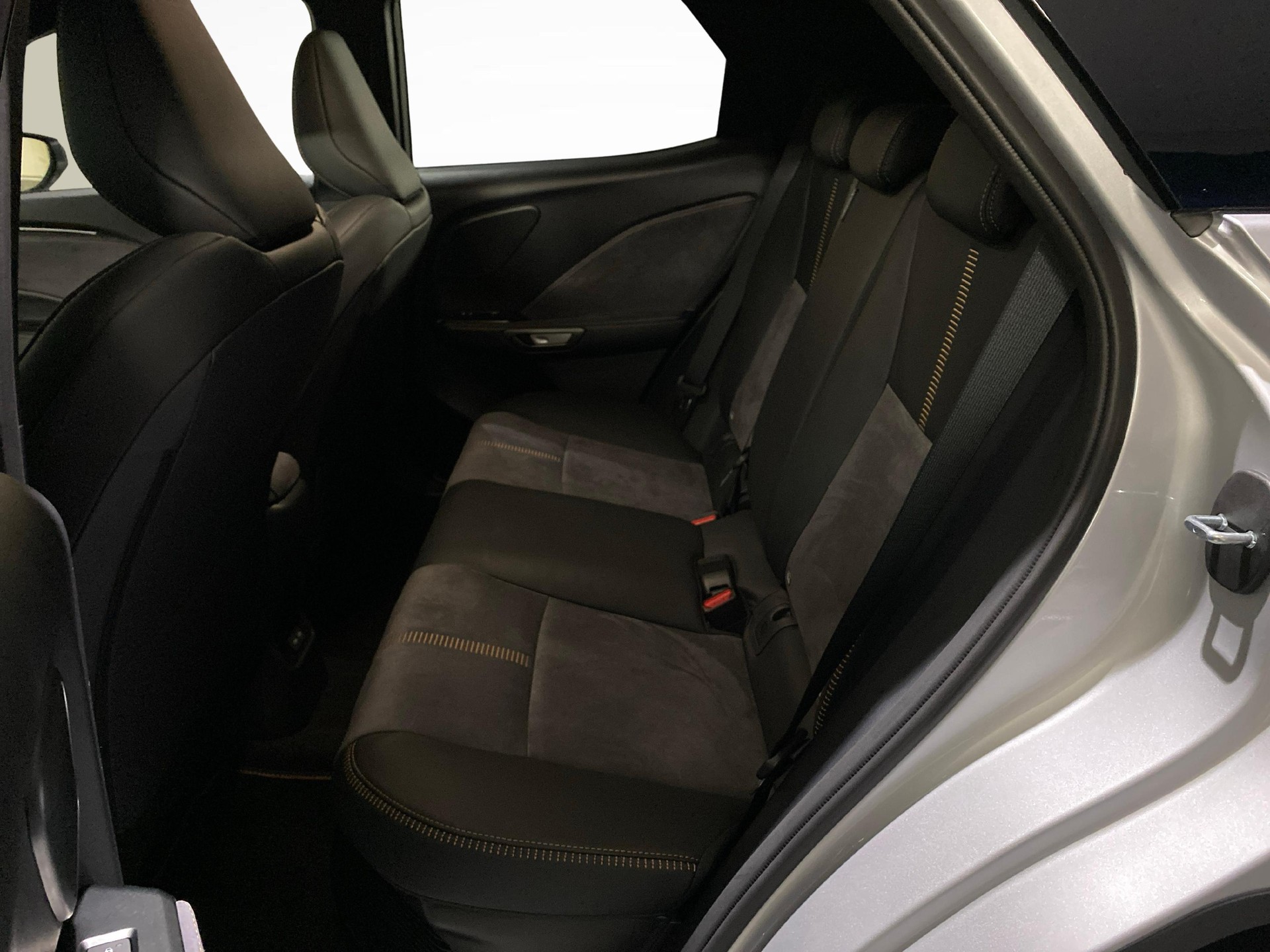 LEXUS LBX 1.5 Hybrid Cool AWD-image-10