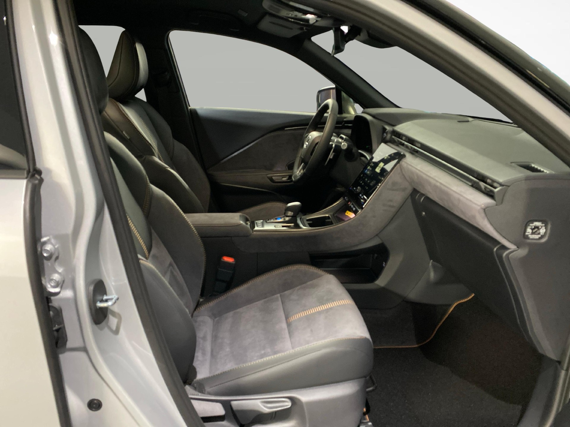 LEXUS LBX 1.5 Hybrid Cool AWD-image-9