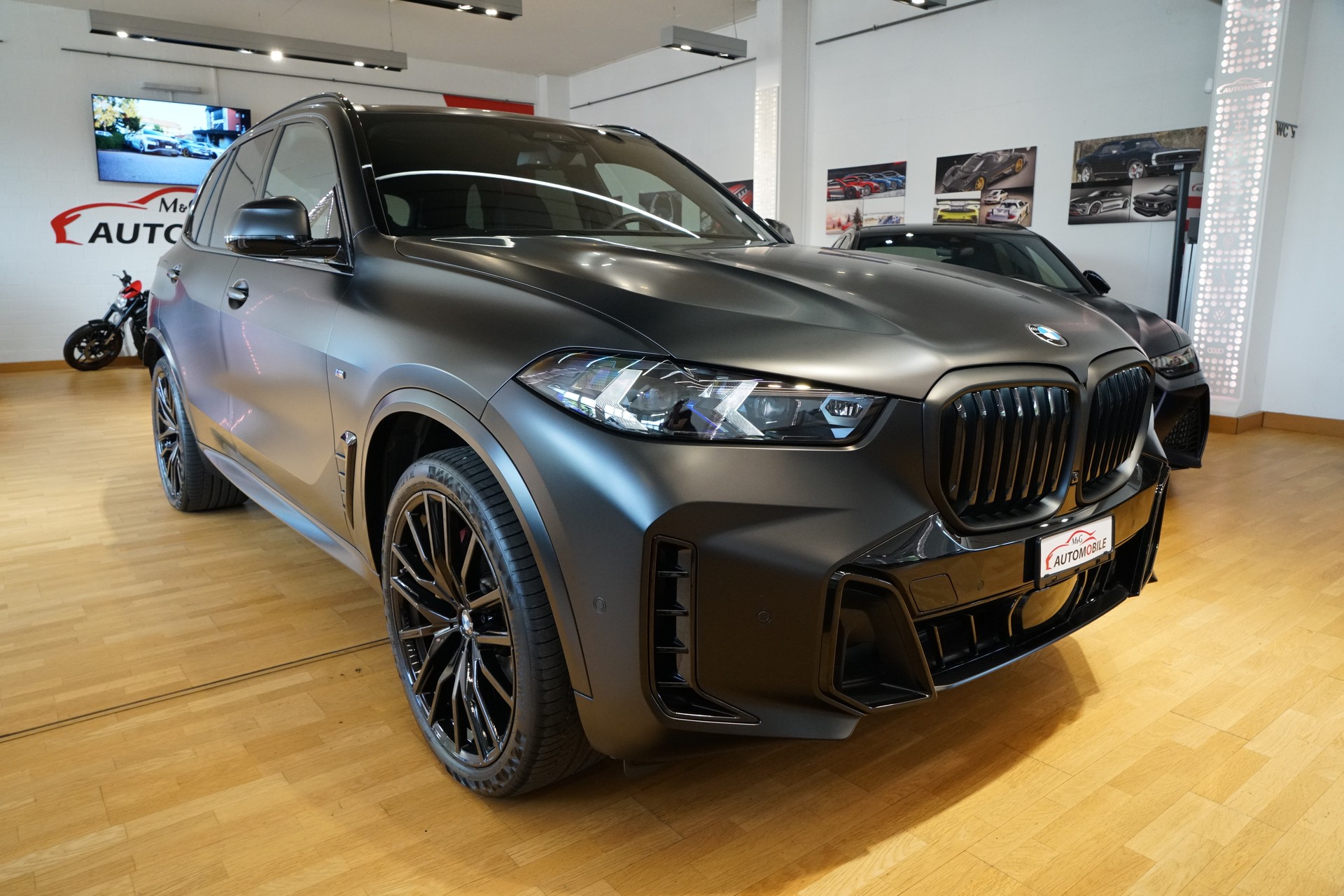 BMW X5 xDrive 48V 40i M Sport Pro Steptronic Frozen Black-showroom-element-2