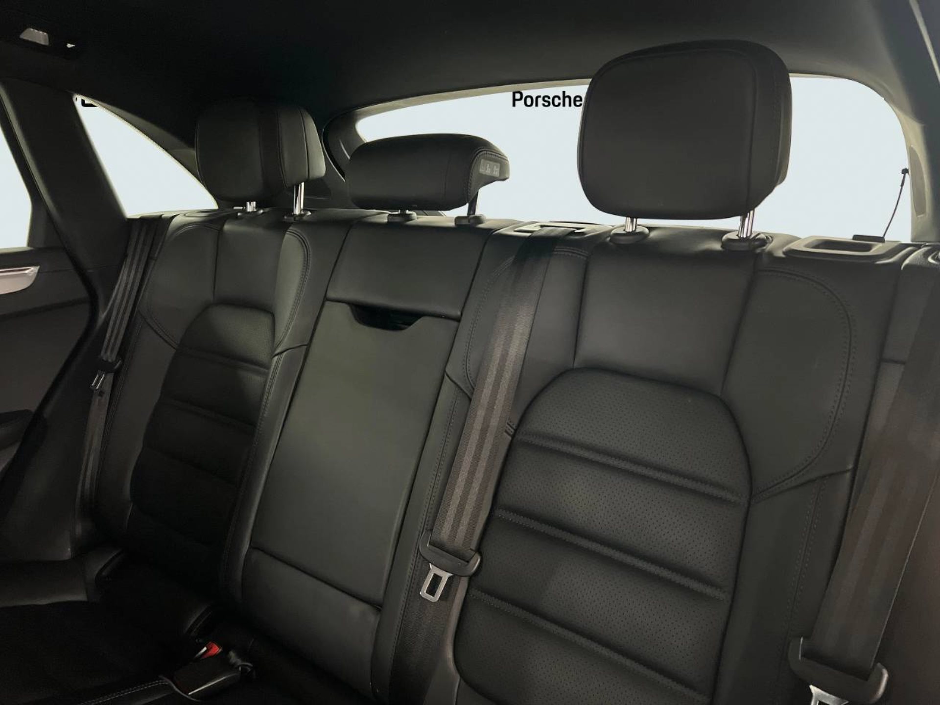 PORSCHE Macan S-image-21