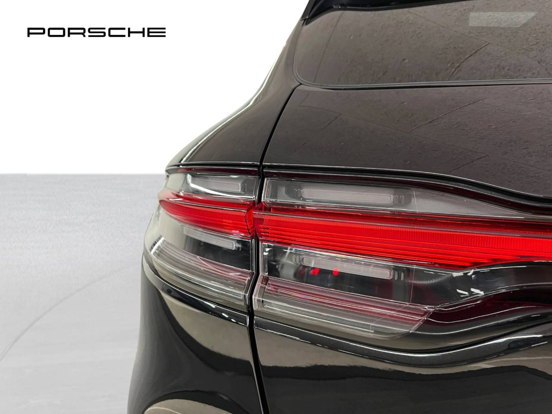 PORSCHE Macan S-image-12