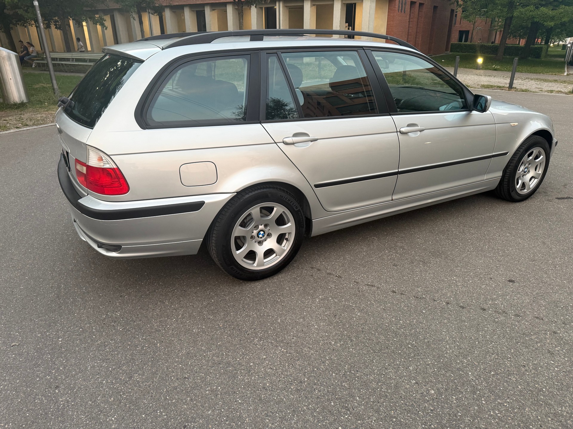 BMW 318i Touring-image-7