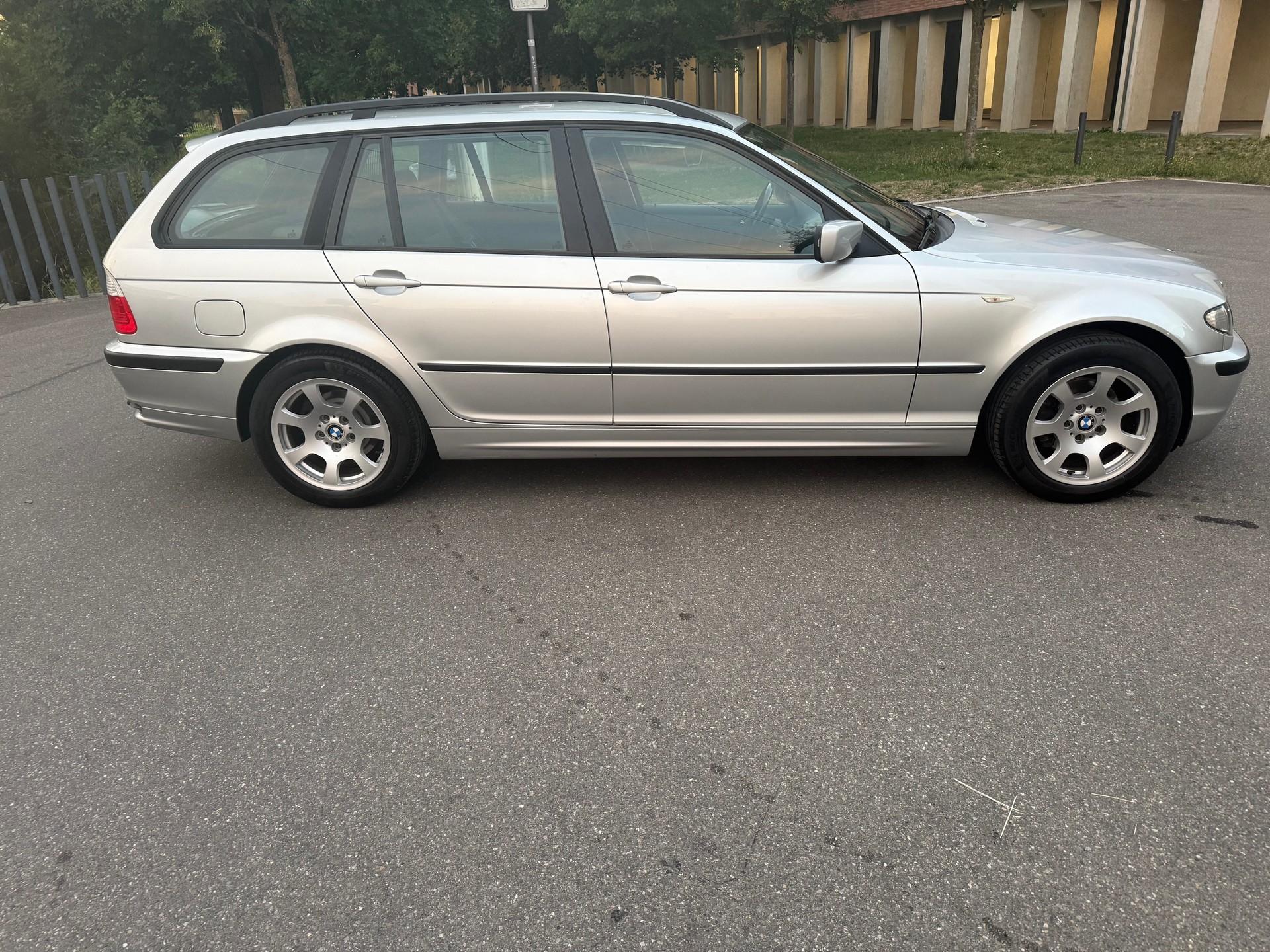 BMW 318i Touring-image-6