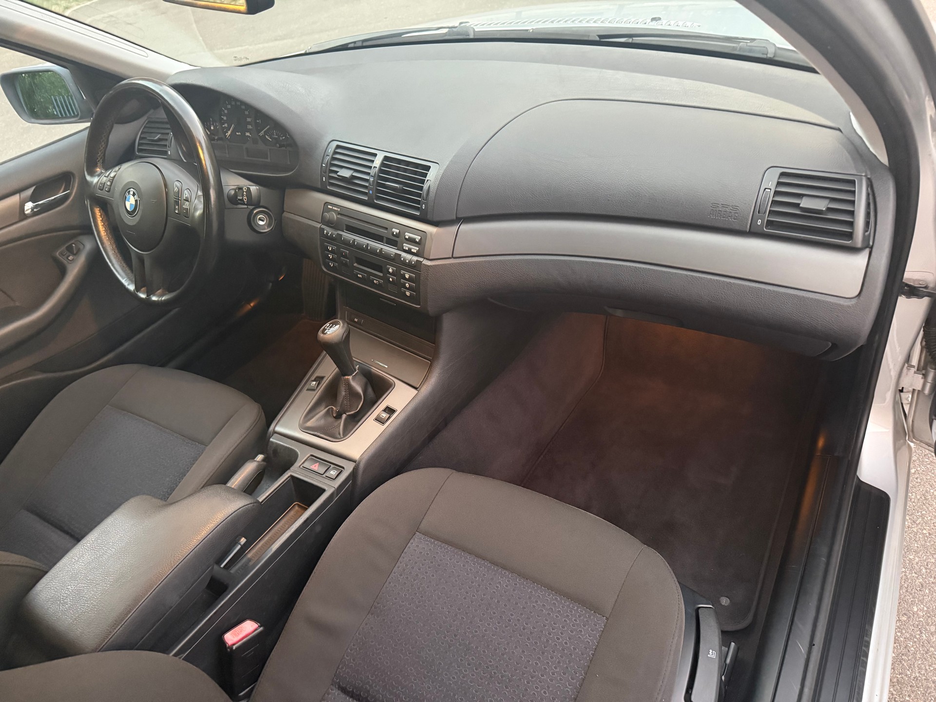 BMW 318i Touring-image-18