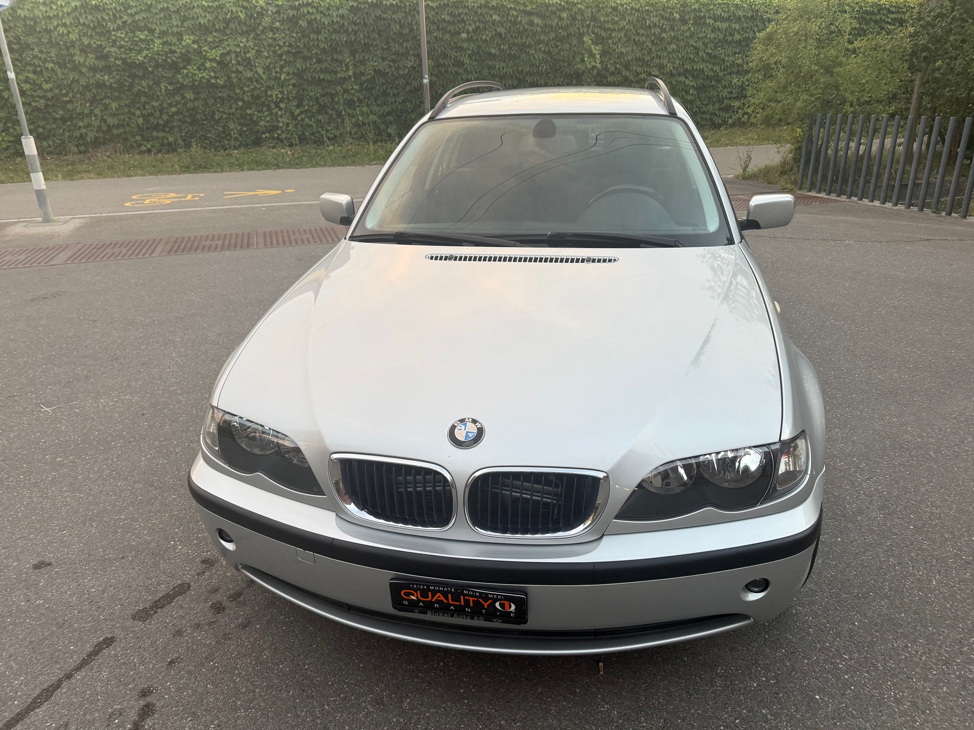 BMW 318i Touring-showroom-element-2