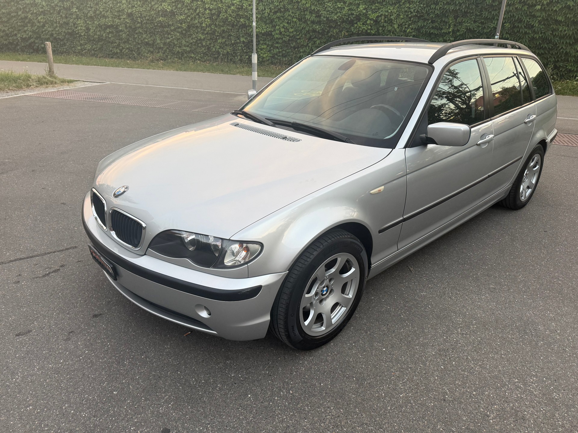 BMW 318i Touring-showroom-element-1