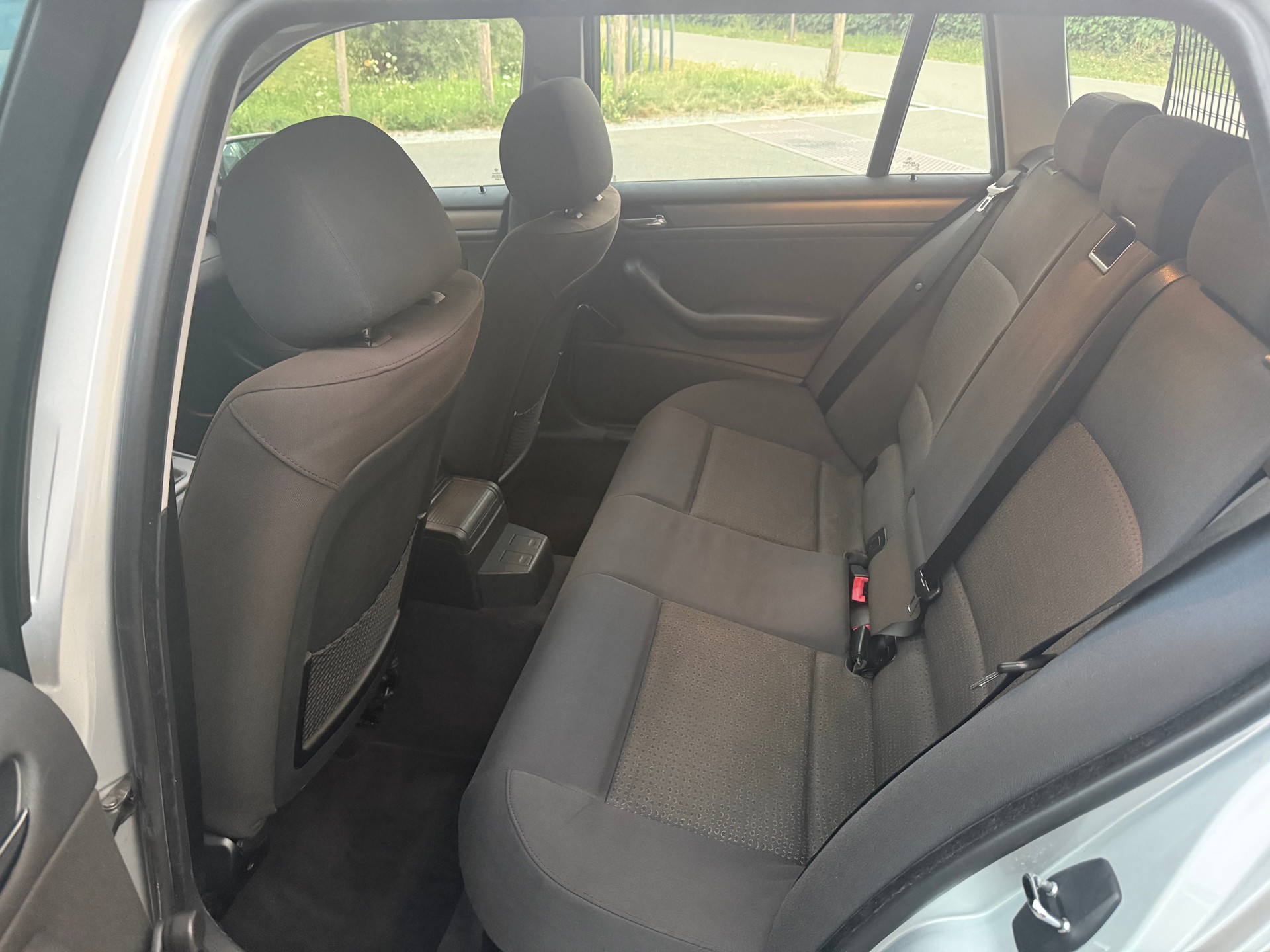 BMW 318i Touring-image-15