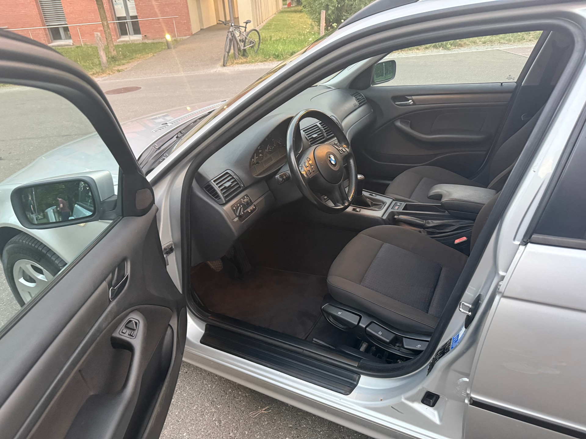 BMW 318i Touring-image-14