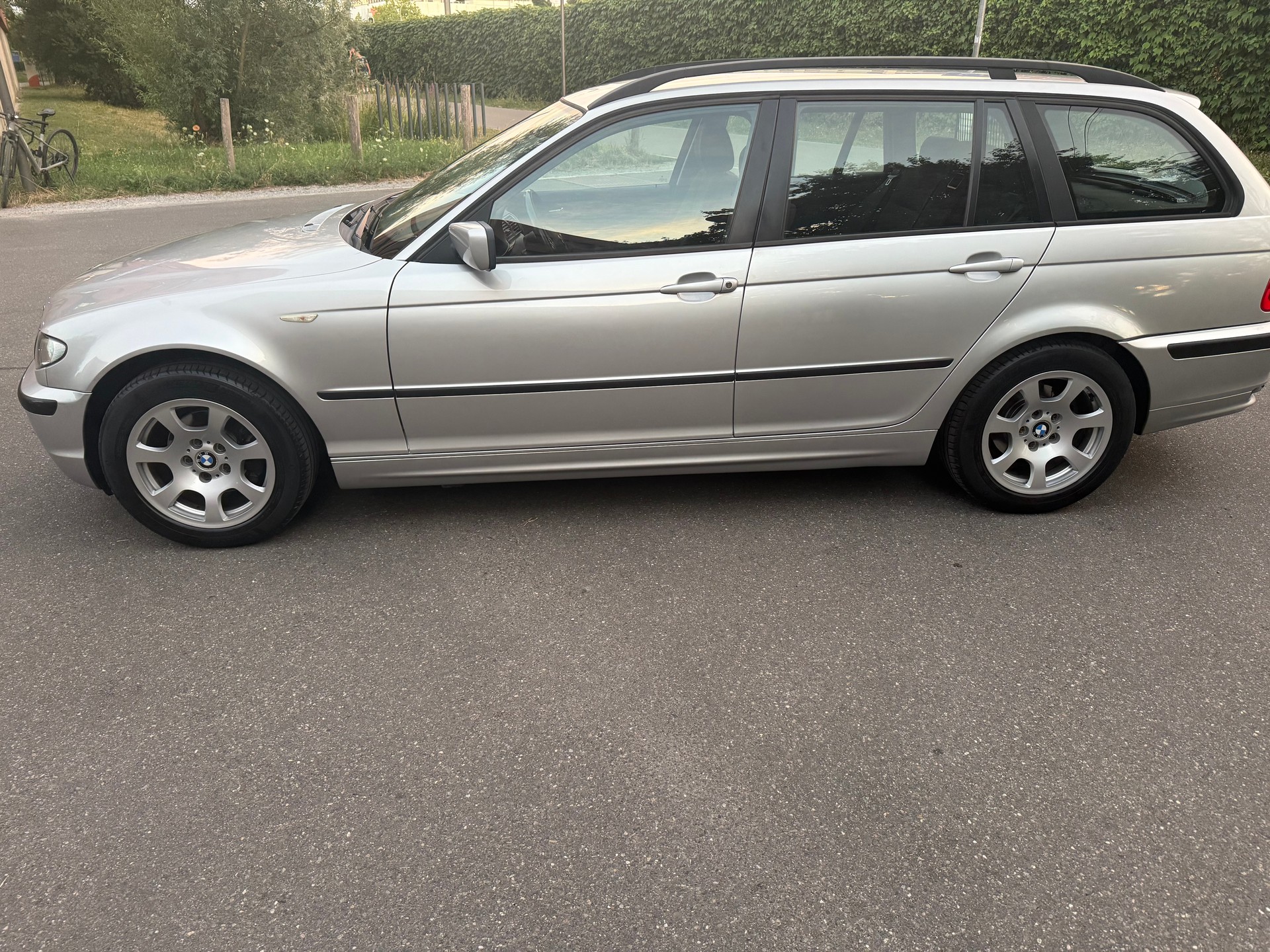 BMW 318i Touring-image-12